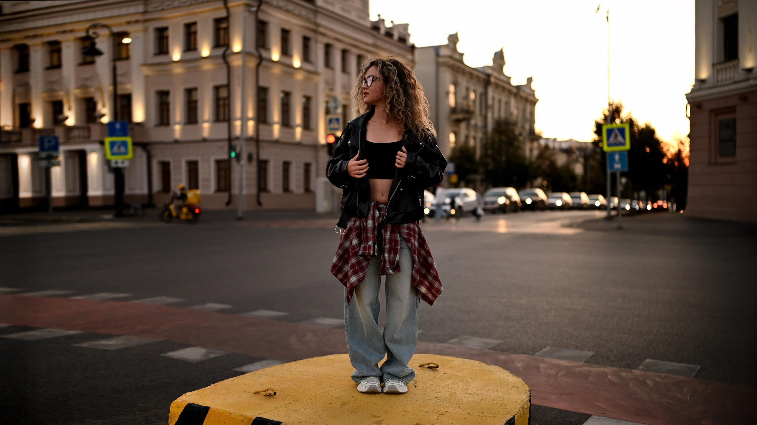 Уличная фотосессия девушки в Казани в повседневном стиле с архитектурными элементами на заднем плане