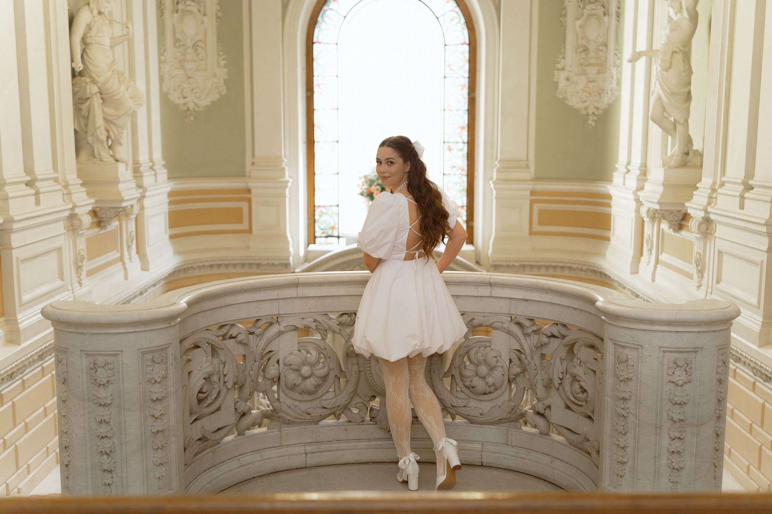 Невеста во дворце бракосочетания, атмосферная свадебная фотография