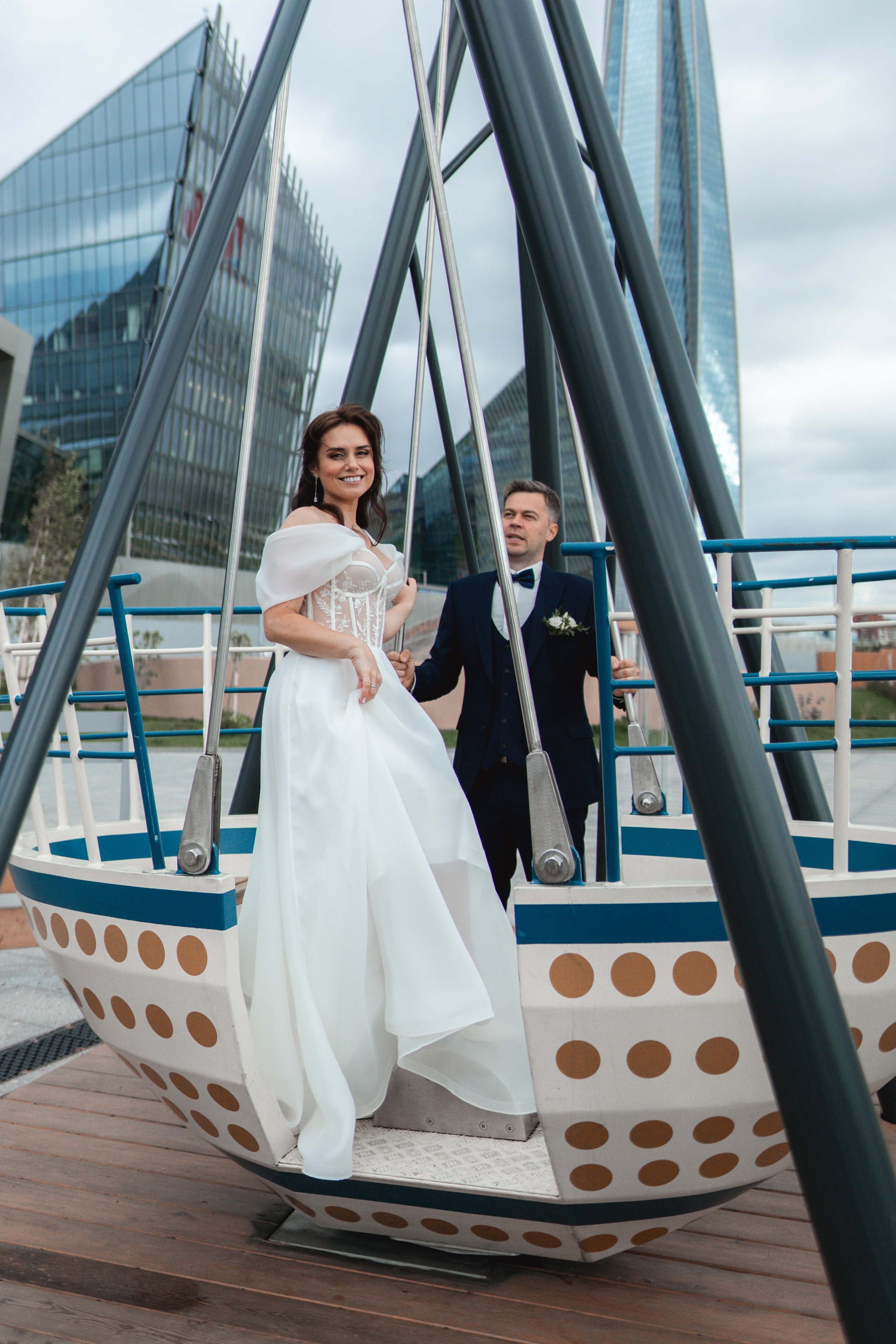 невеста качается на качелях на набережной около лахта центра