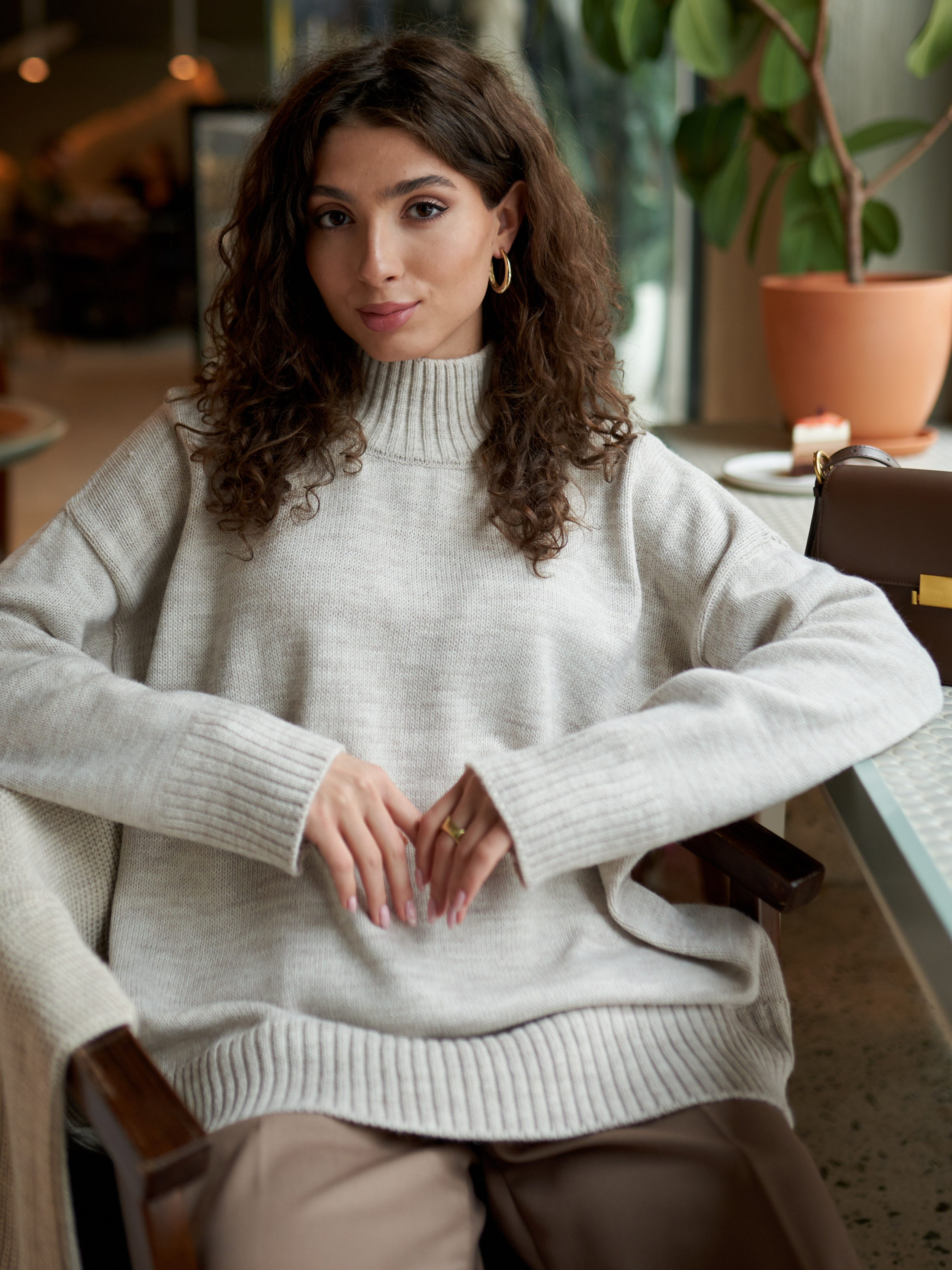 Съемка одежды в кафе для маркетплейсов