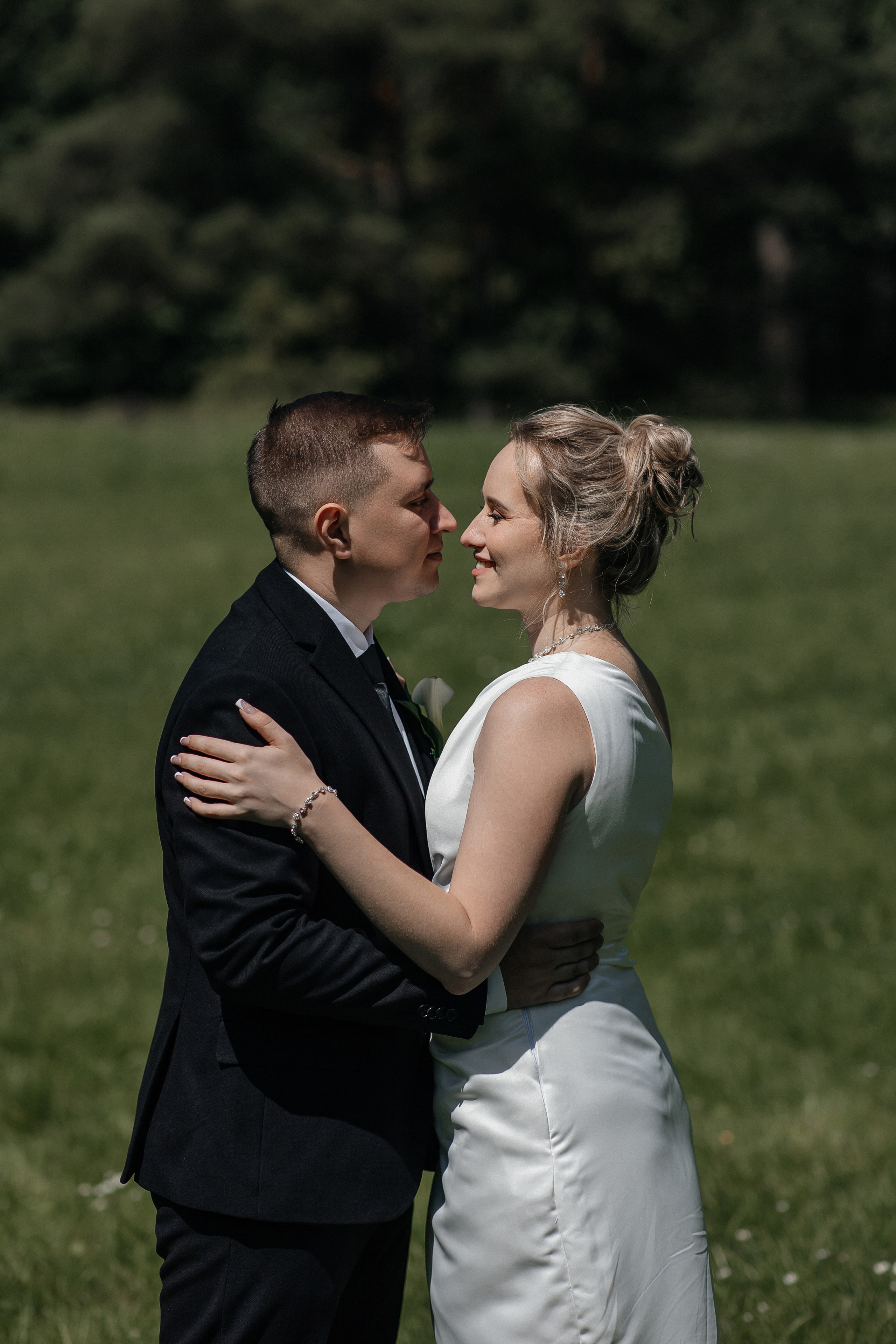 Свадебная фотосессия в Ботаническом саду имени Цицина. Свадебный фотограф в Москве Дарья Олендарёва