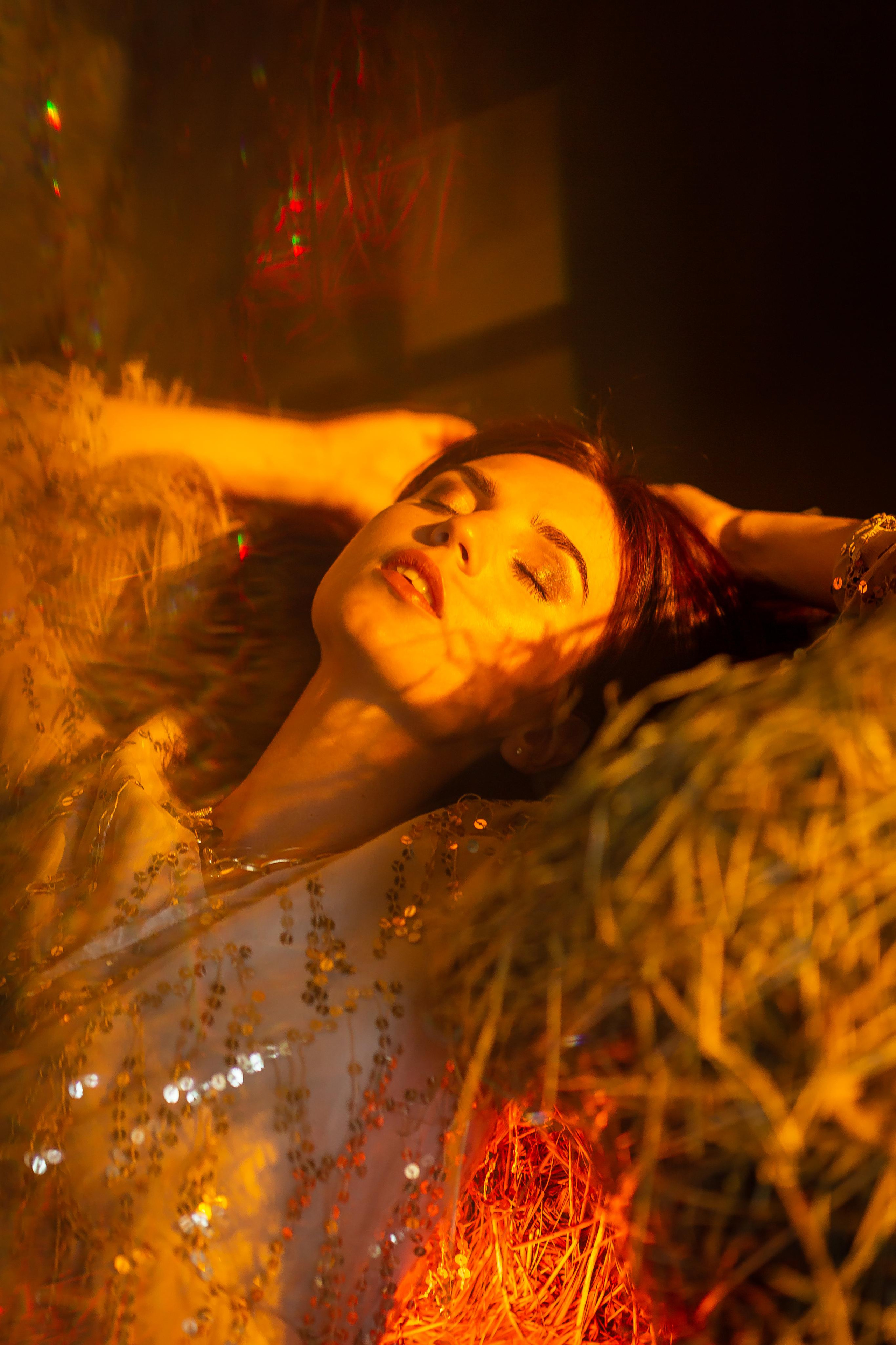 Современное на сене. Портретный и репортажный фотограф. Эмоциональные и откровенные портрет