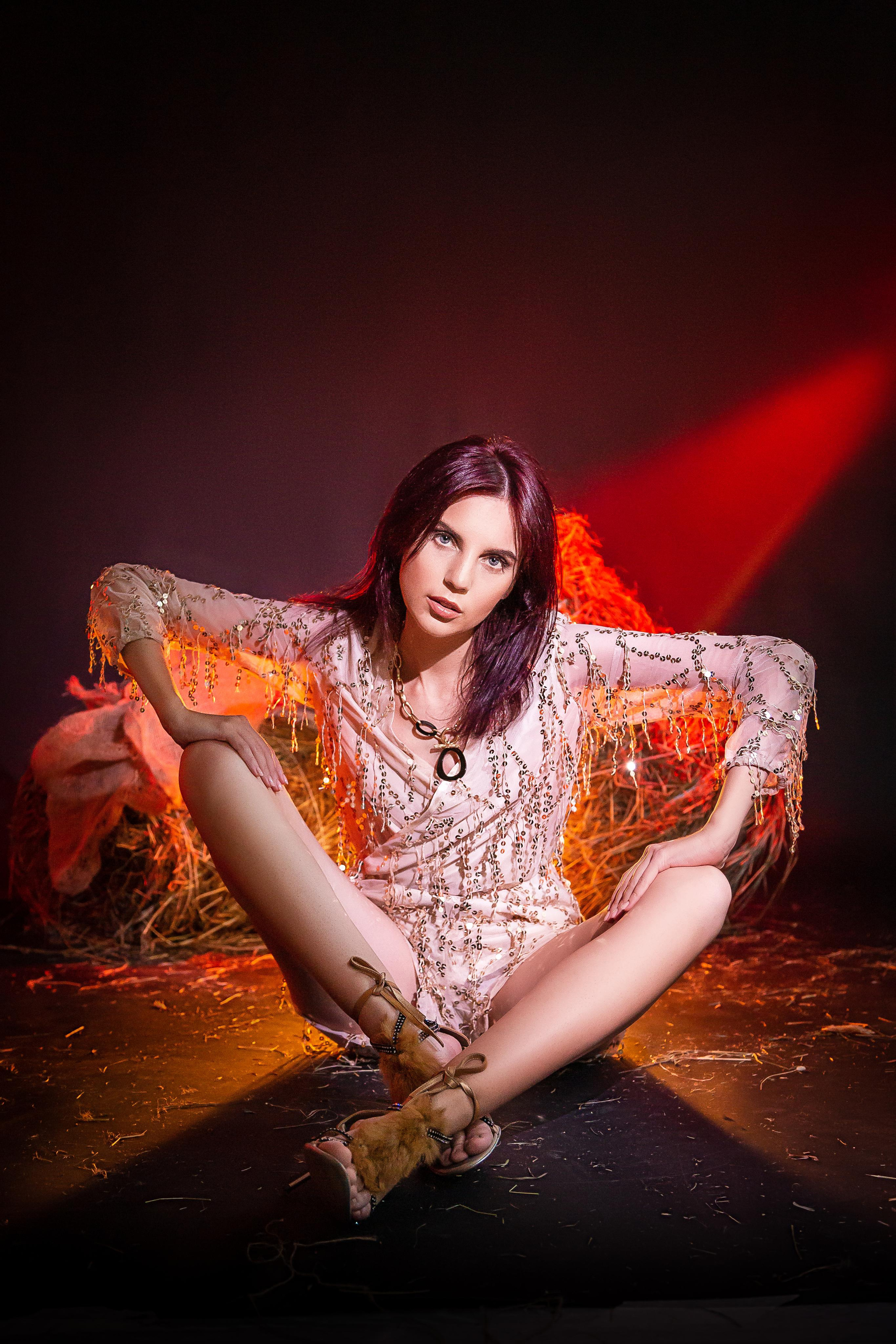 Современное на сене. Портретный и репортажный фотограф. Эмоциональные и откровенные портрет