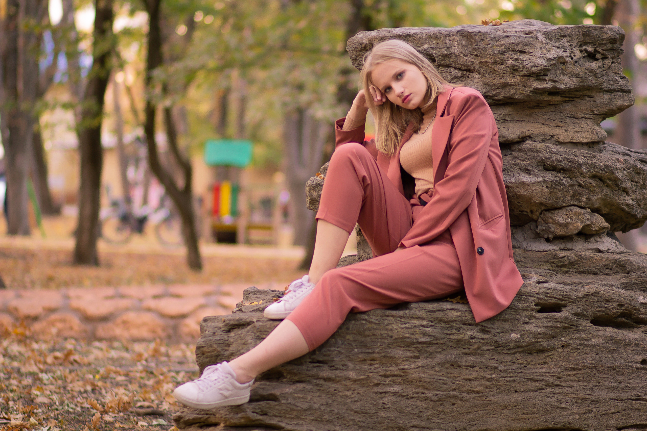 Фото во время прогулки в парке с Дашей-замечательной и красивой девушкой. Фотограф и видеограф в Ставрополе Инна Попова