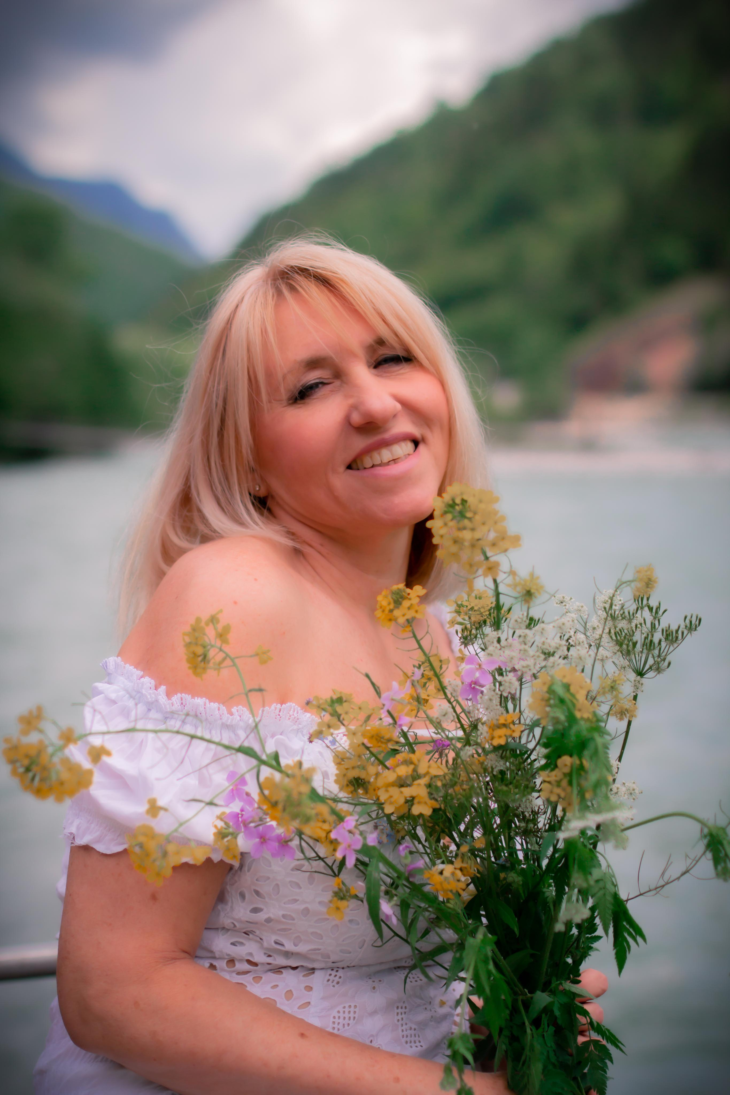 Ирина на реке Лаба в Рожкао. Фотограф и видеограф в Ставрополе Инна Попова