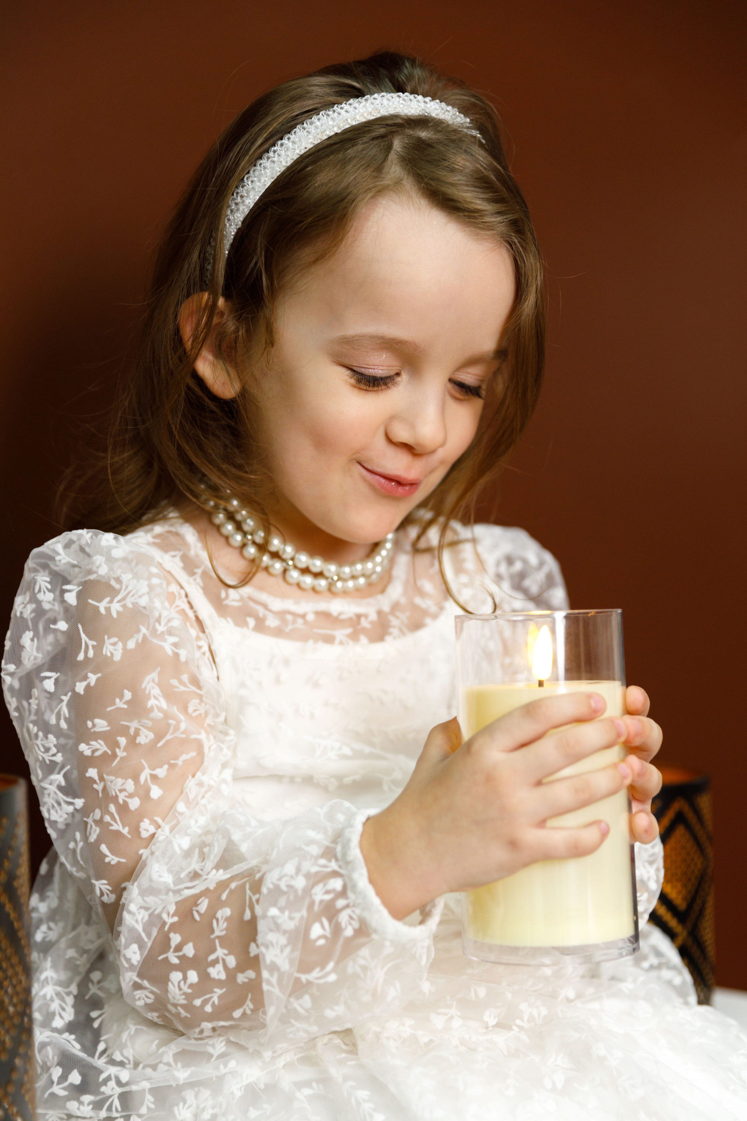 Из чего же сделано новогоднее настроение? Из совместных игр под елкой, болтовней с лучшей подружкой, созерцанием горящей свечи. Фотограф Анна Телекаева, выпускные альбомы, семейные и репортажные съемки в Омске