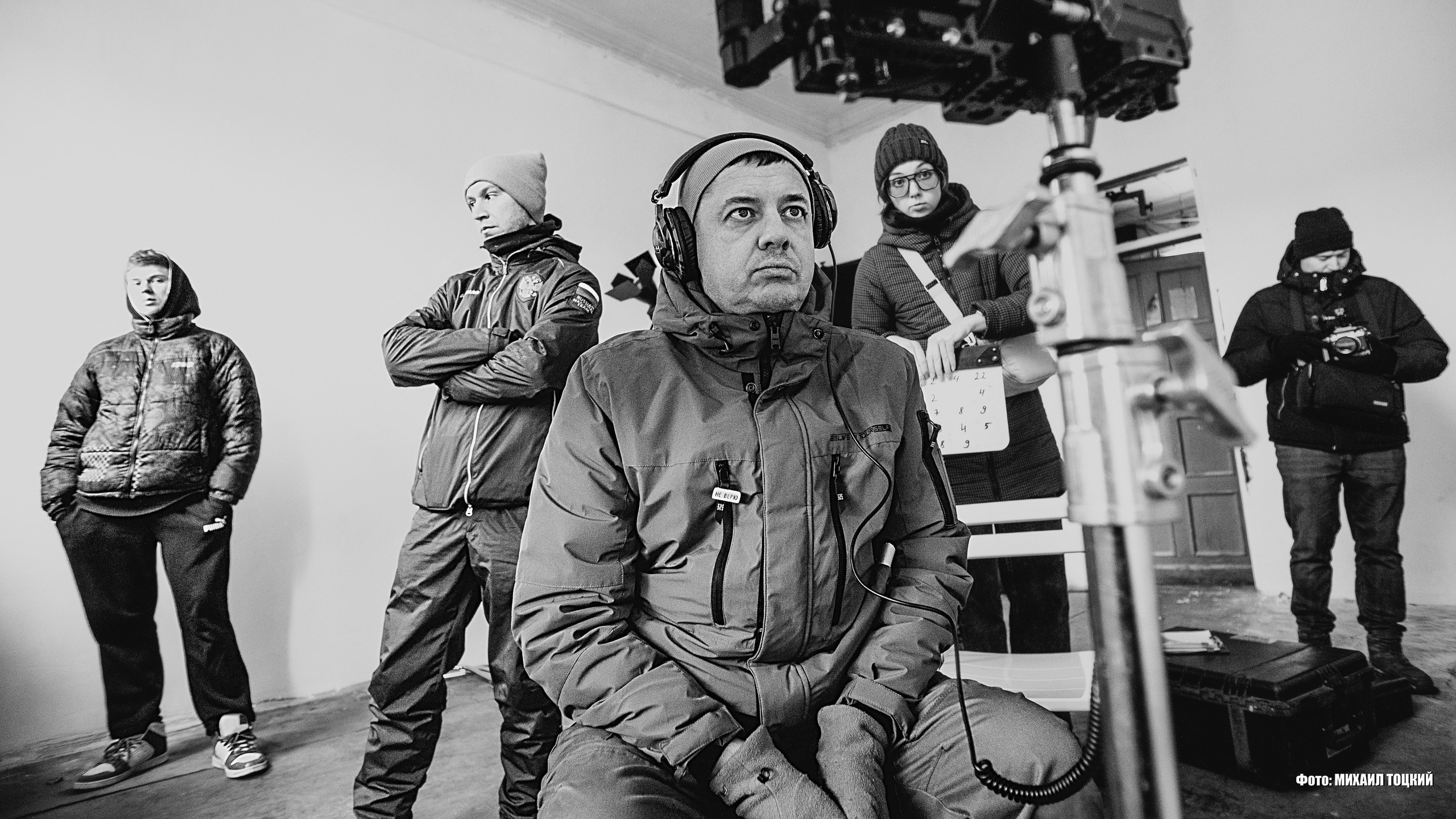 Режиссёр Арсений Гончуков с командой работает на съёмочной площадке