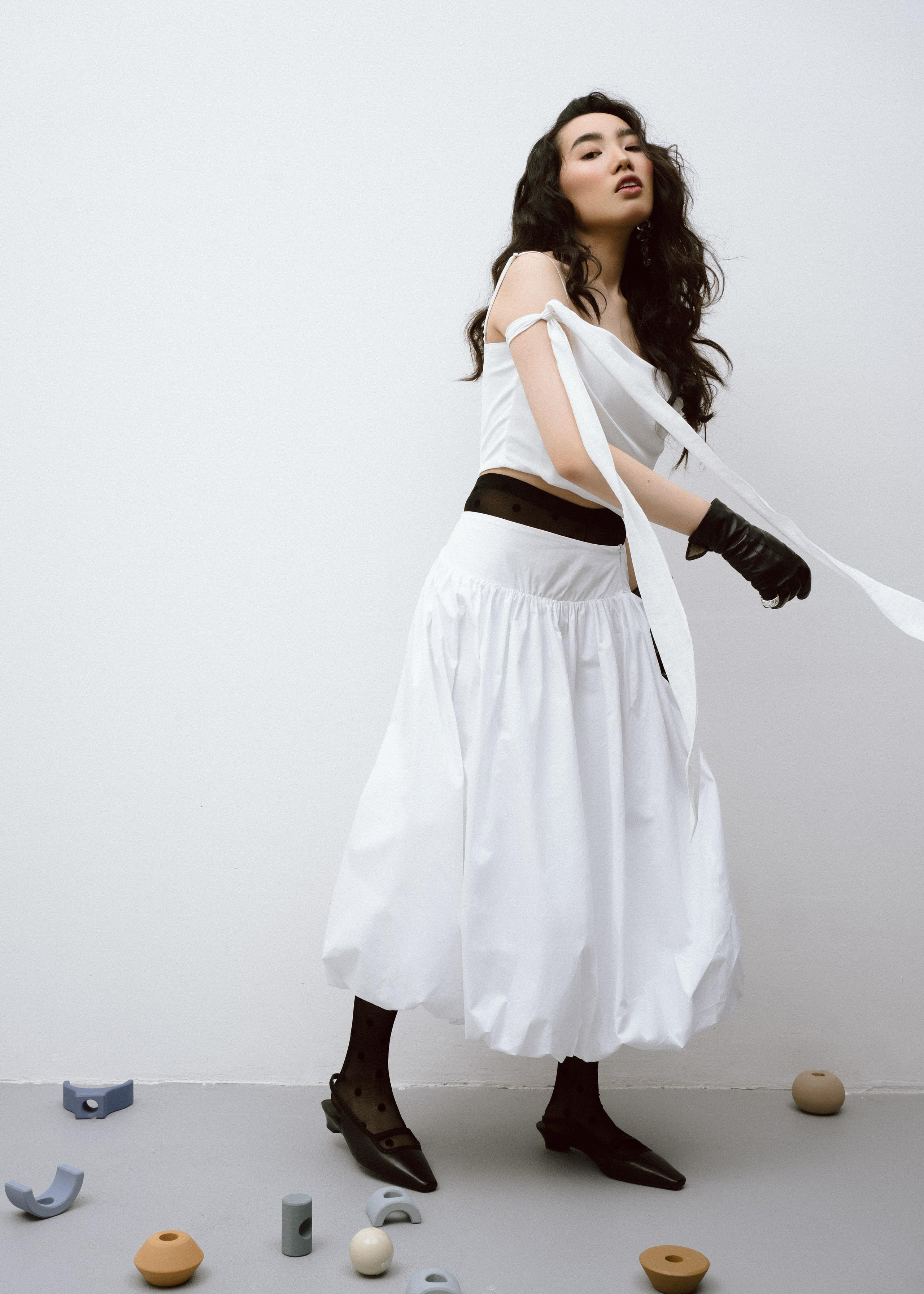 Студийная фотография девушки в черно-белом образе, съемка одежды