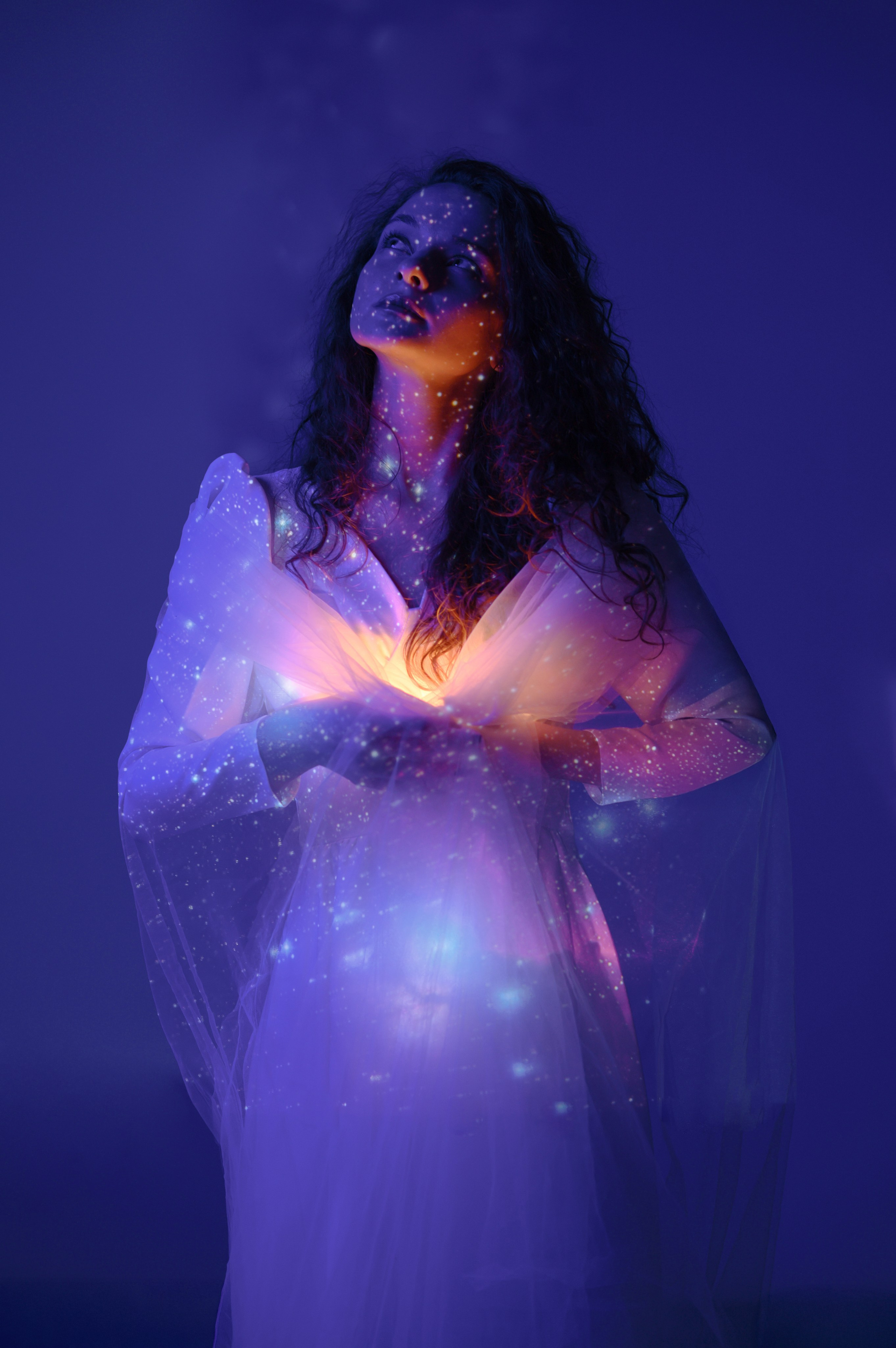 Портретная фотосессия с использованием проектора в студии