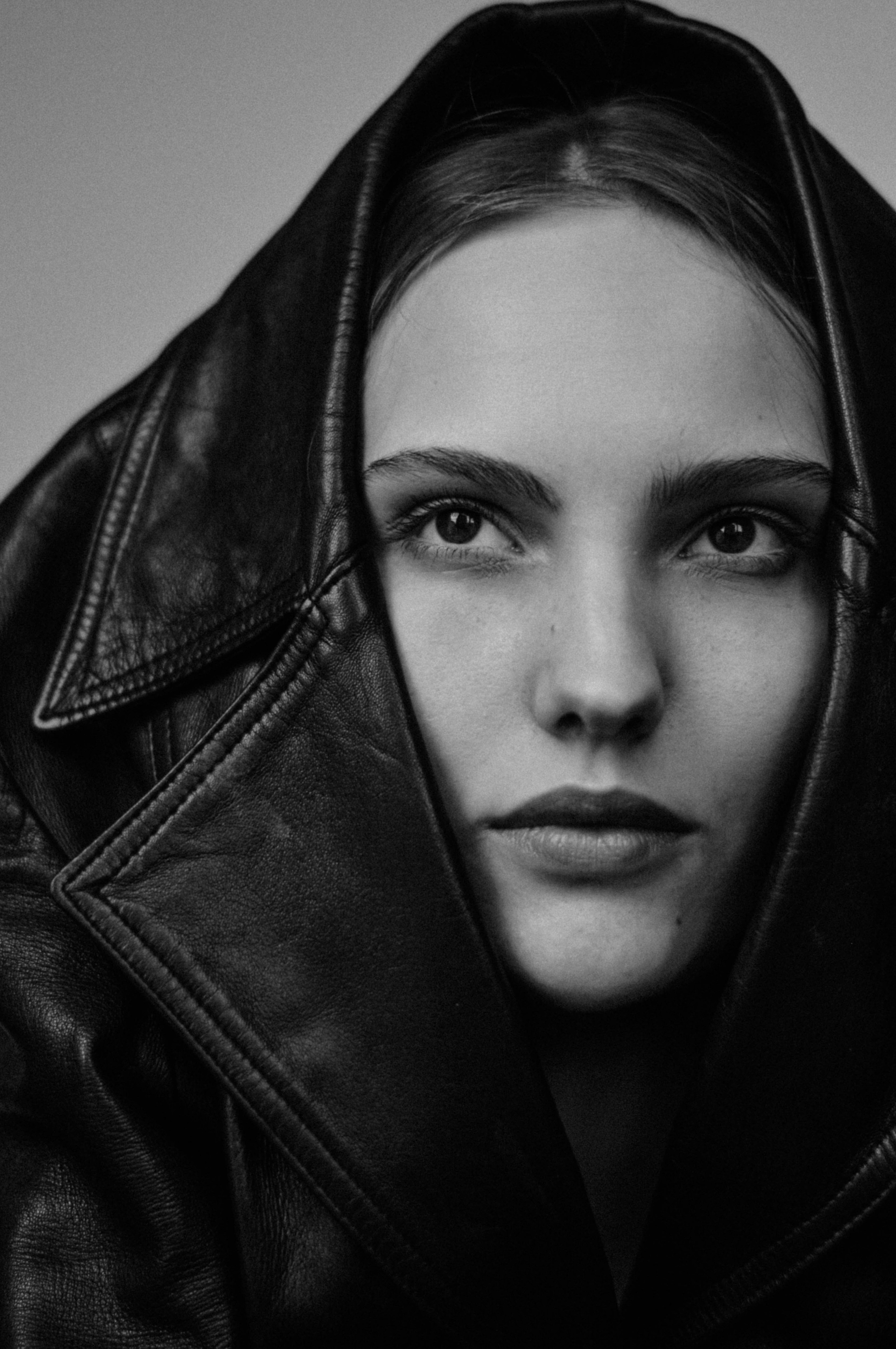 model portfolio photo session in london - close portrait of a female model in black and white