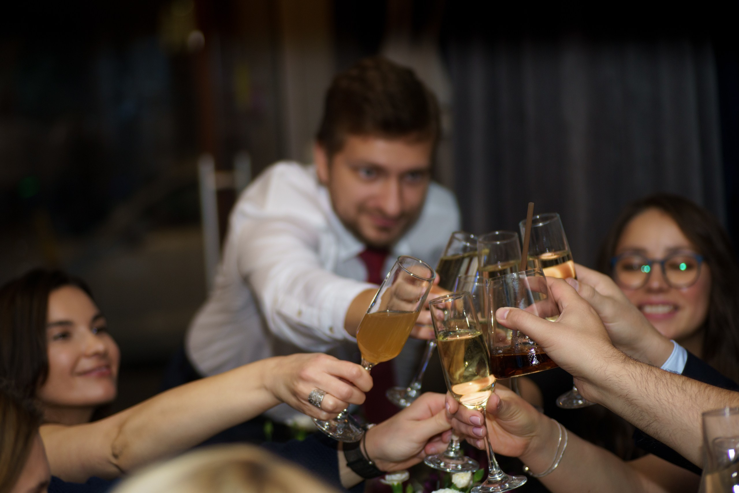 свадебный репортаж съемка банкета бокалы