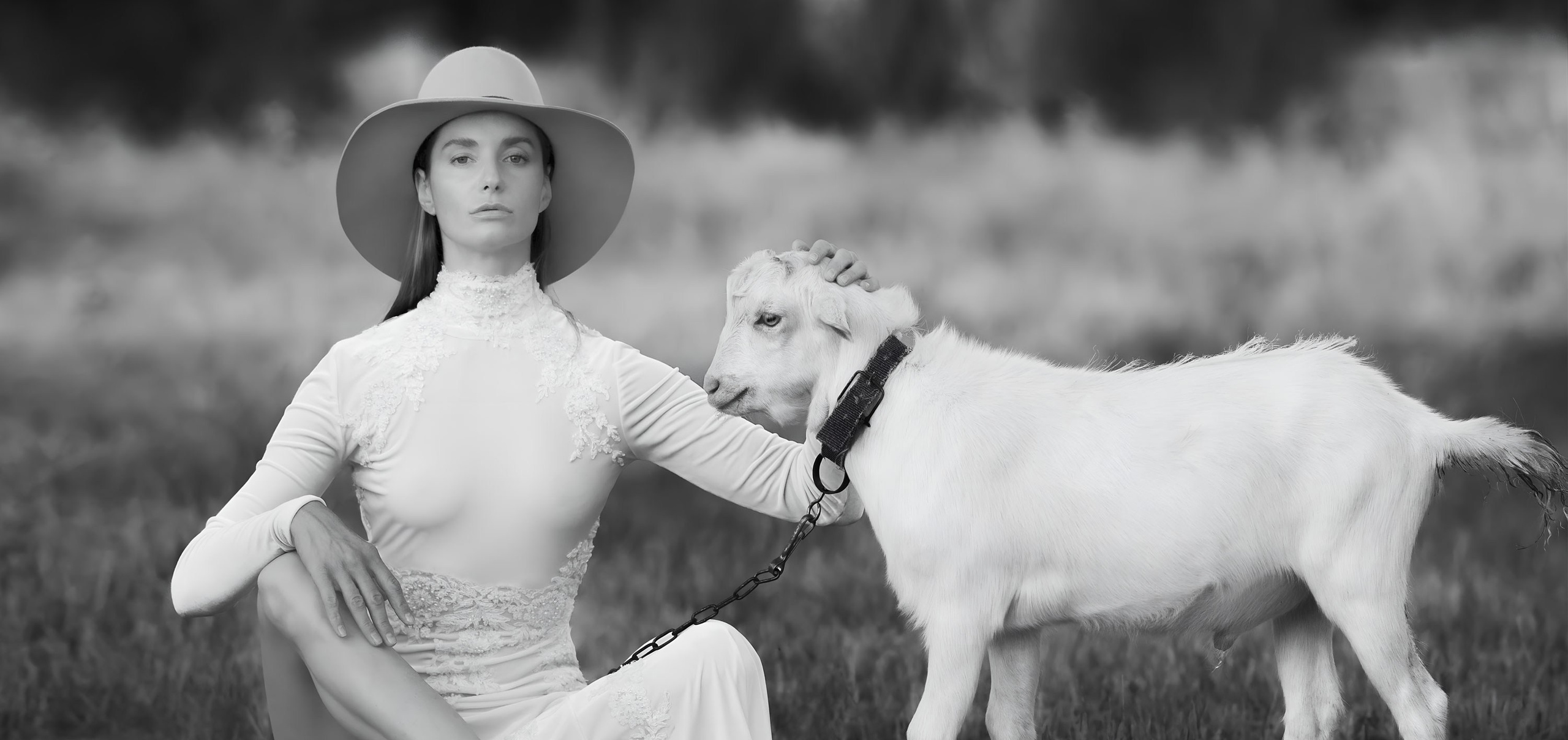 Фотокартина девушки с козой | Купить черно-белую картину