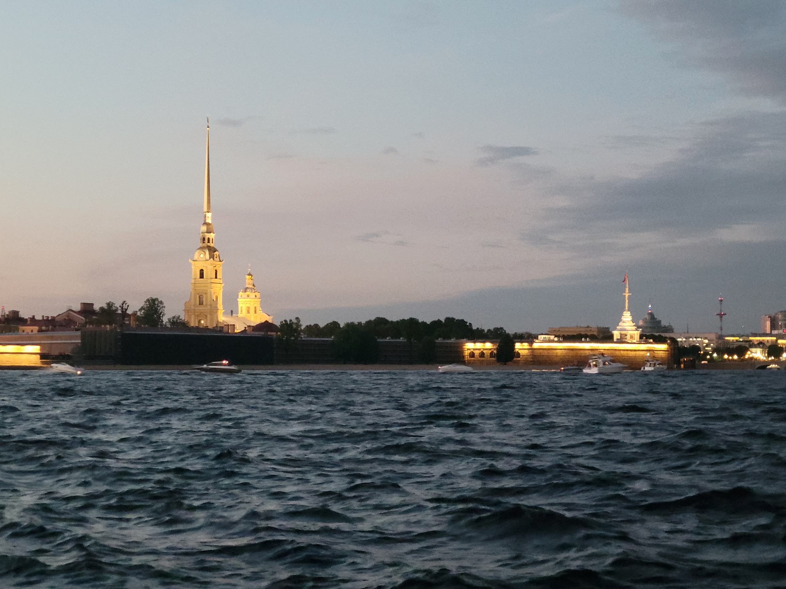 Любимое место - стрелка. Год назад в этих водах я плыл, и тянет еще, и еще