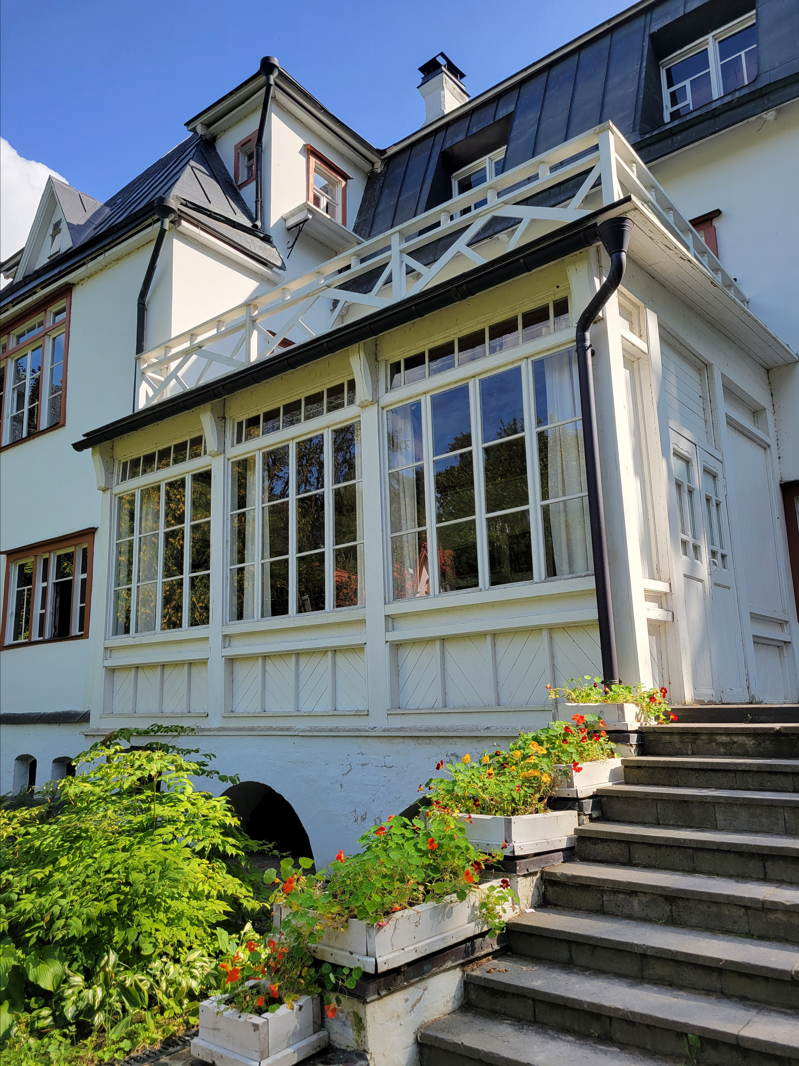 Во время Великой Отечественной фашисты стояли в паре километров, на соседнем берегу Оки. Но дом уцелел