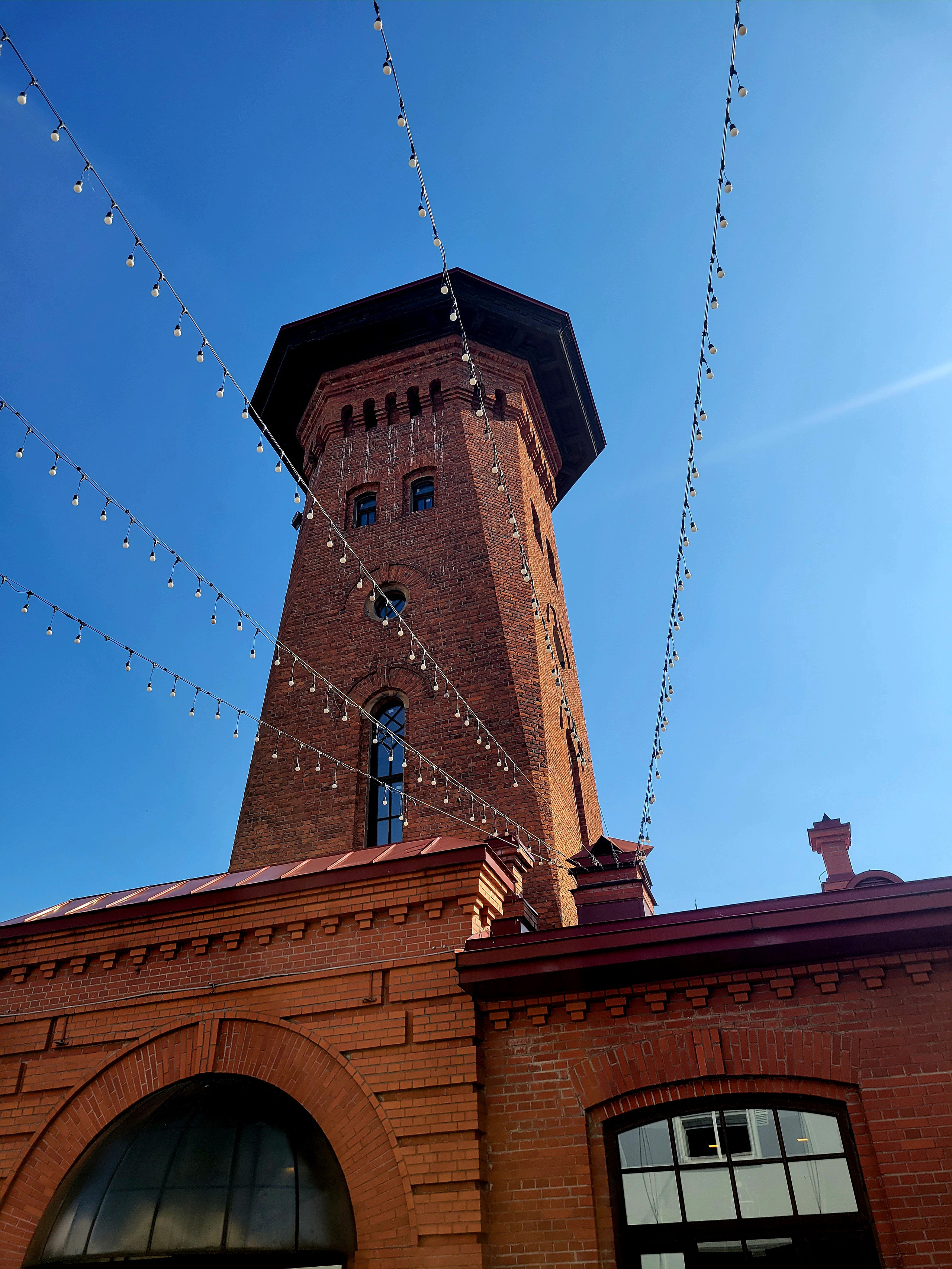 Отправились на ужин на природу. Теплые августовские дни. В ресторанах у моря людей (и машин) больше, чем в городе