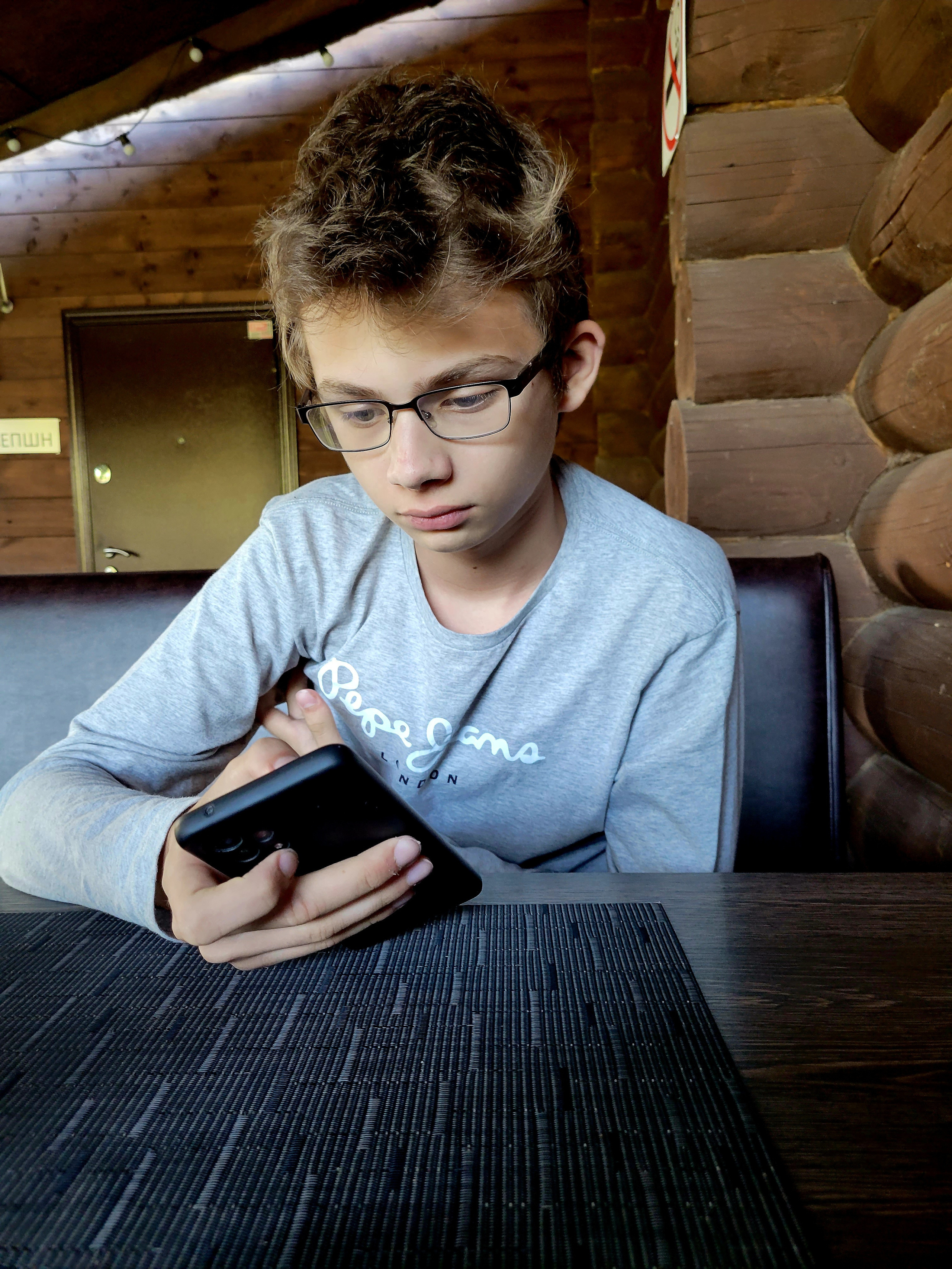 На обратной дороге заехали в ресторан в уютном поселке с современными базами отдыха - Берлога. Вкусно и не дорого. Игорек изучает материалы путеводителя о посещенной усадьбе :)