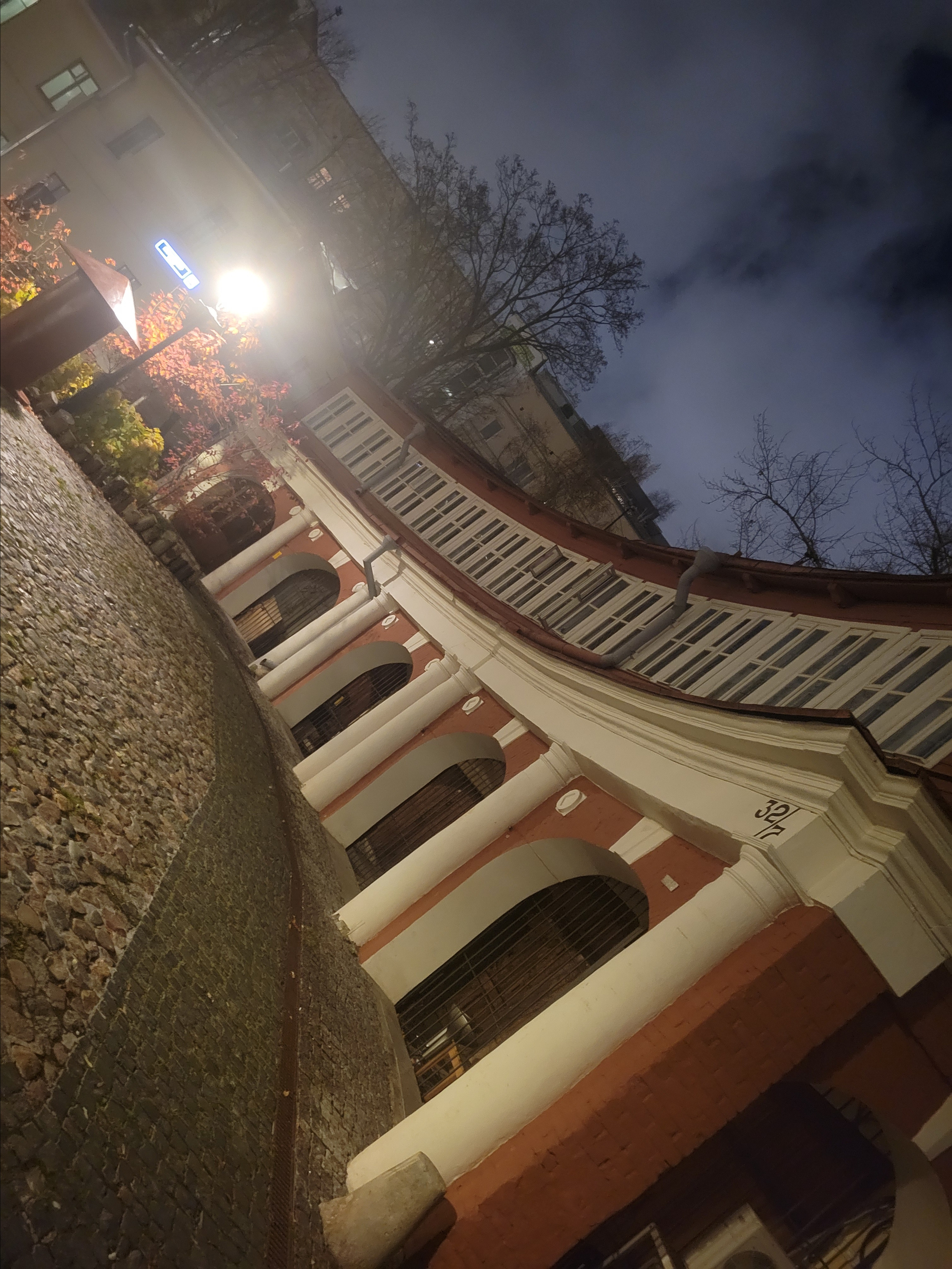 В ночное время старый дом, отреставрированный в последние годы, становится волшебно-загадочным