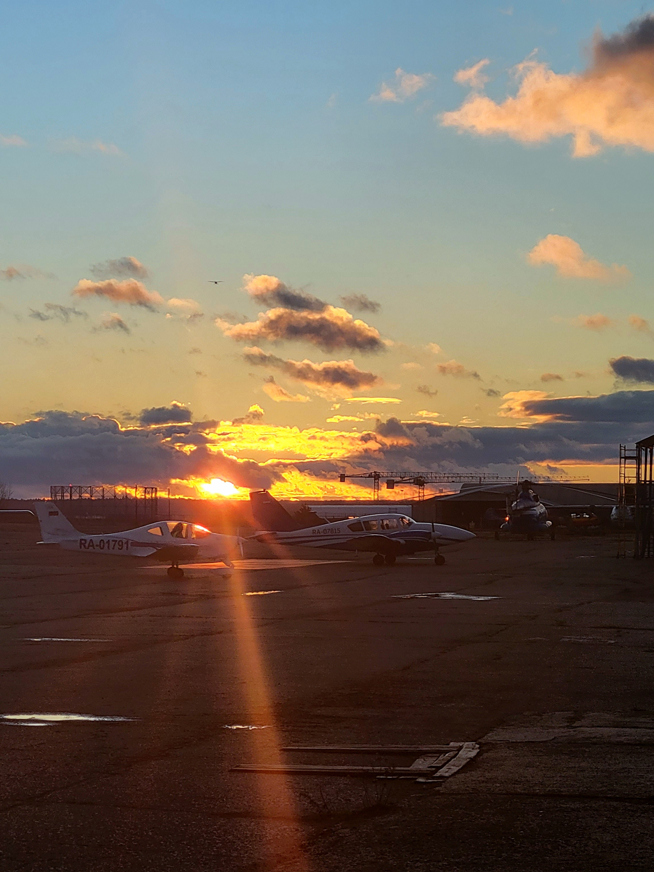 И закат на перроне