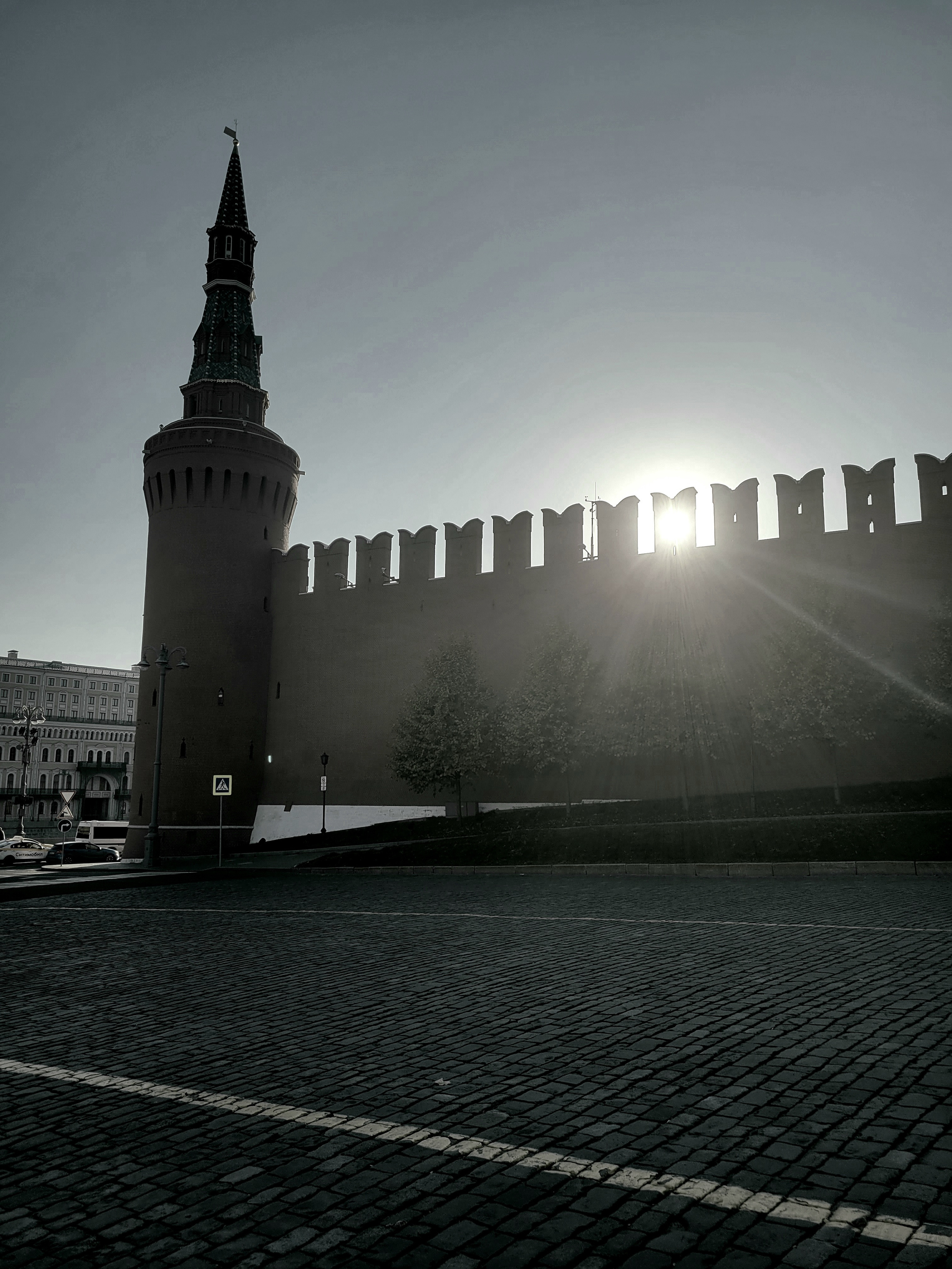 Центр. Кремль. День. Солнышко выкусило зуб у стены