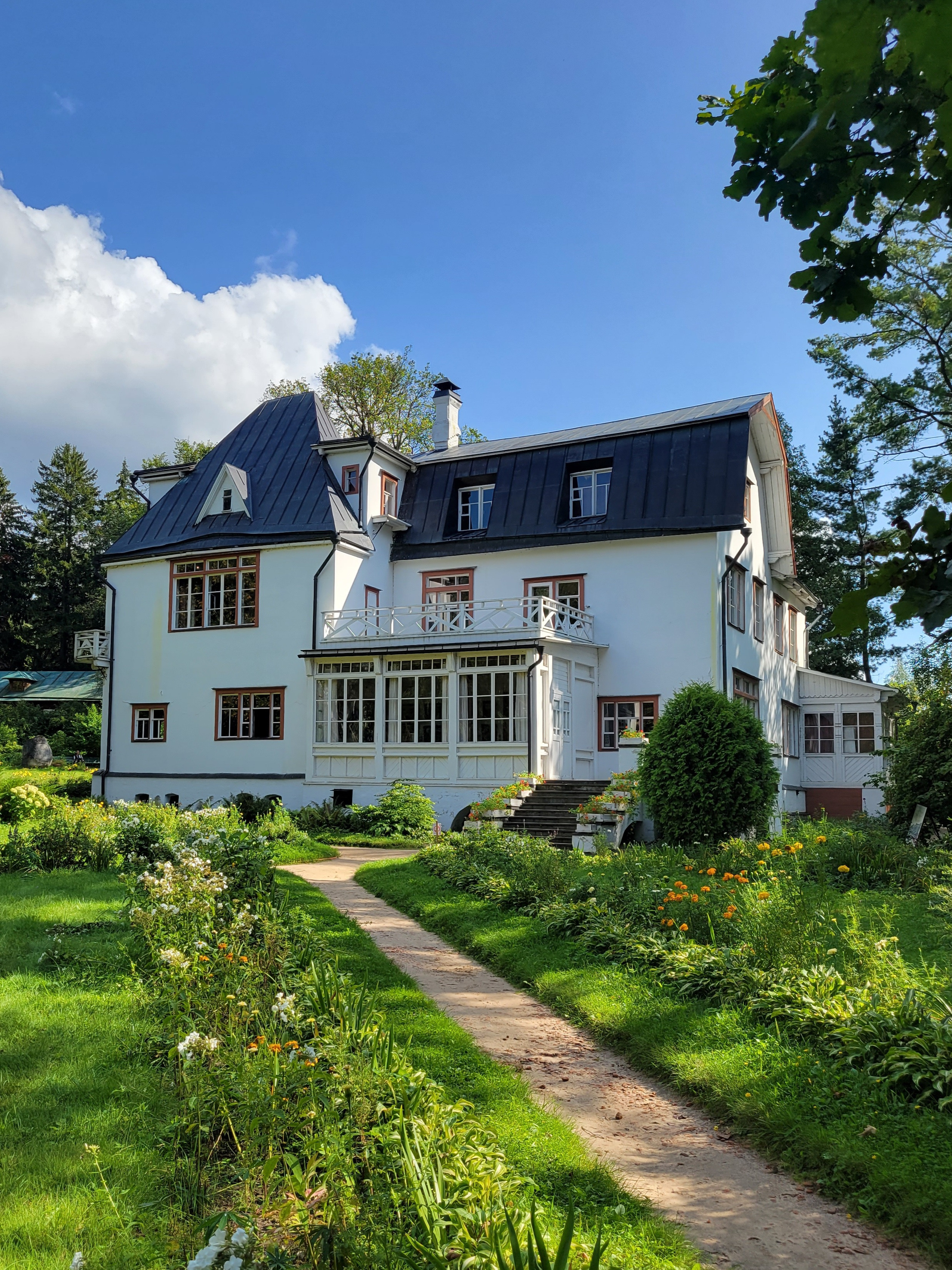 В 1892 г в октябре Василий Поленов с семьей перебрался в только что построенный по его проекту дом