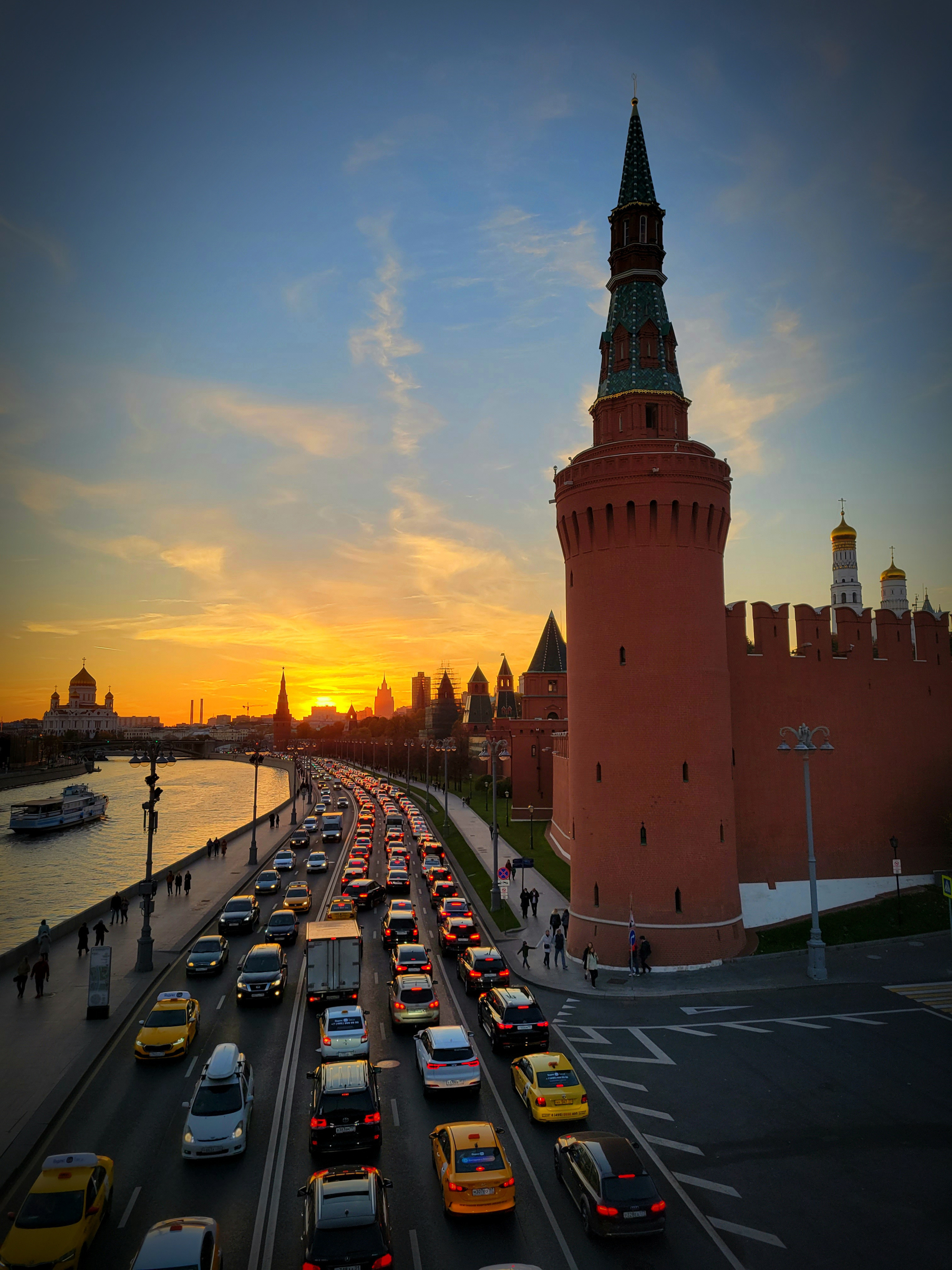 Центр. Кремль. Вечер. Пробки