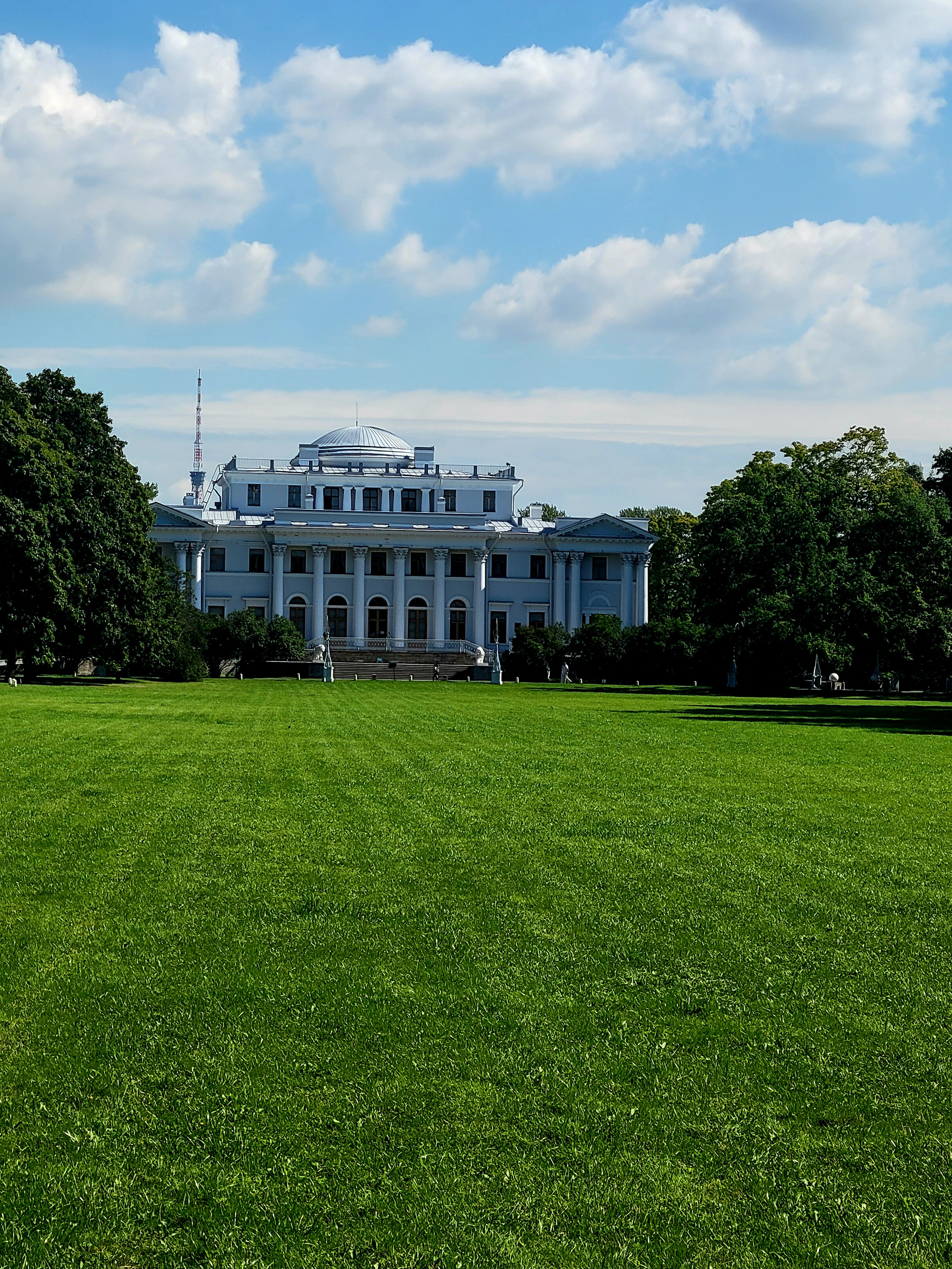Елагинский дворец. Посетили его, т.к. весной не хватило времени и сил. Очень приятный дворец с сохранившейся обстановкой. Гуляя по залам, проникаешься эпохой XVIII-XIX вв., наслаждаешься и красотой интерьеров, и прикосновением к быту того времени