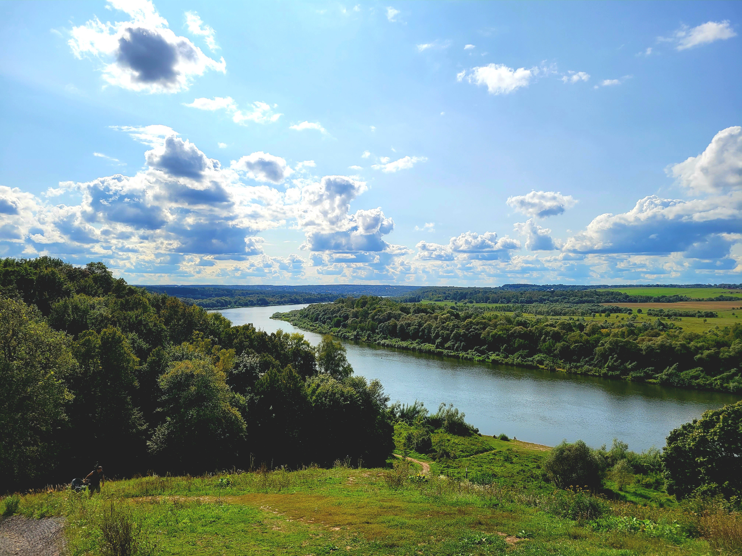 На высоком берегу - над обрывом - кладбище. Под простым русским северным крестом похоронен Василий Поленов,