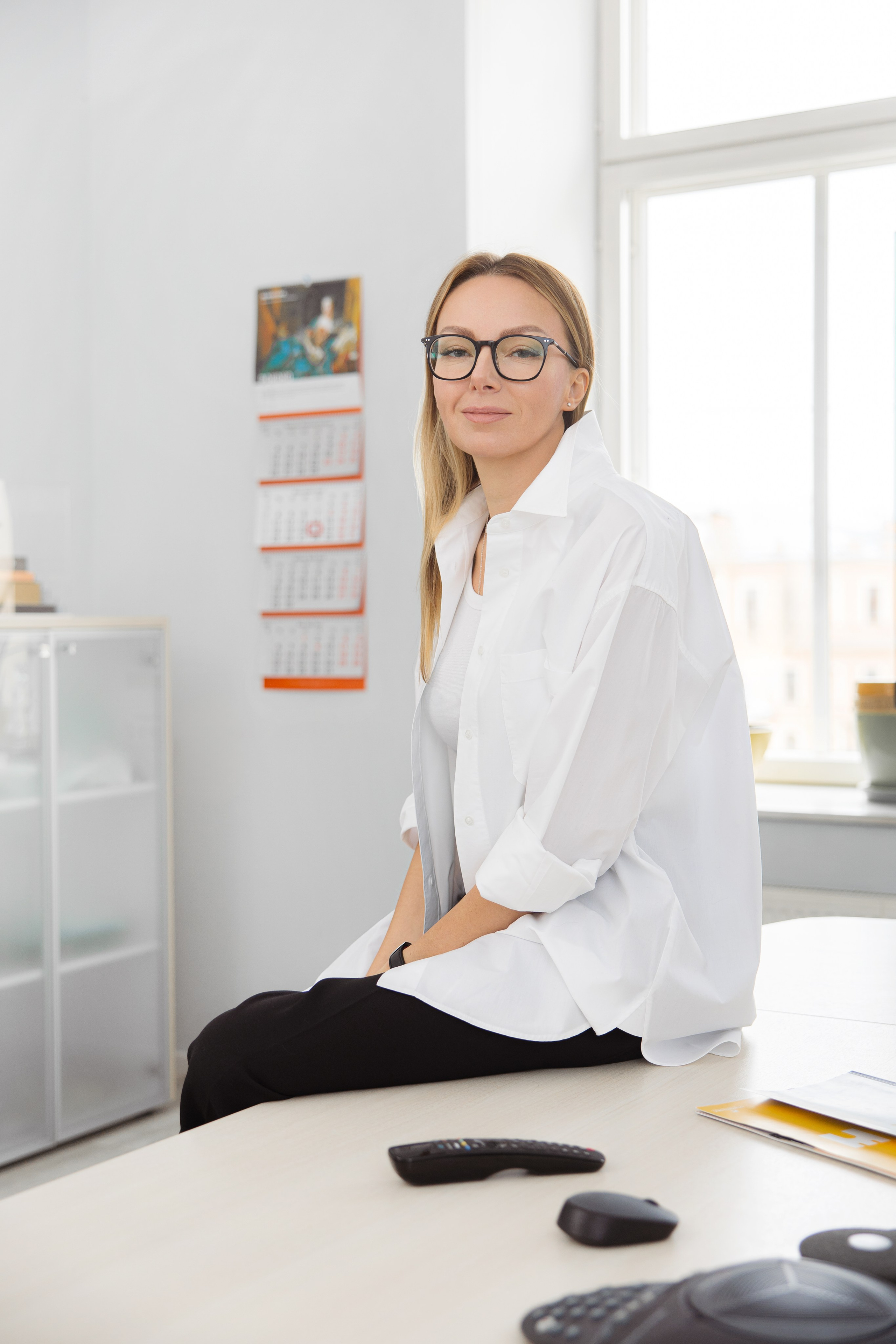 Деловой портрет девушки с бизнес фотосессии в офисе компании