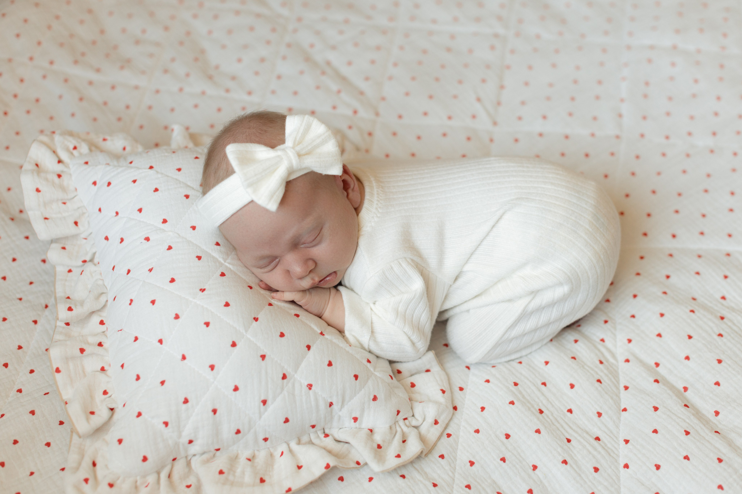 Фотосессия новорождённого дома в Красноярске, малыш спит на пледе