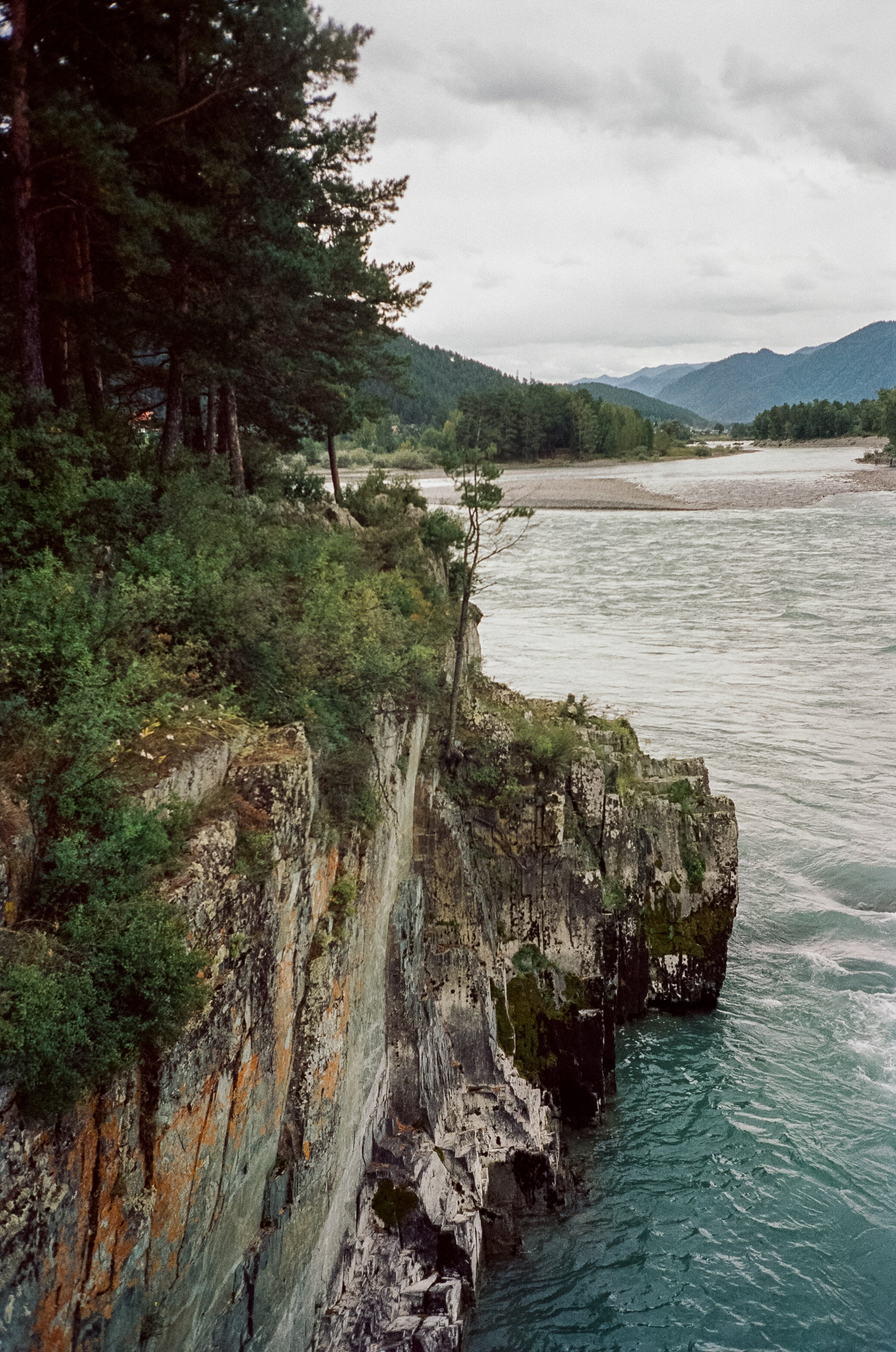 Катунь и скалы. Зубы Дракона в пасмурный день. Фотограф-документалист Мария Осокина