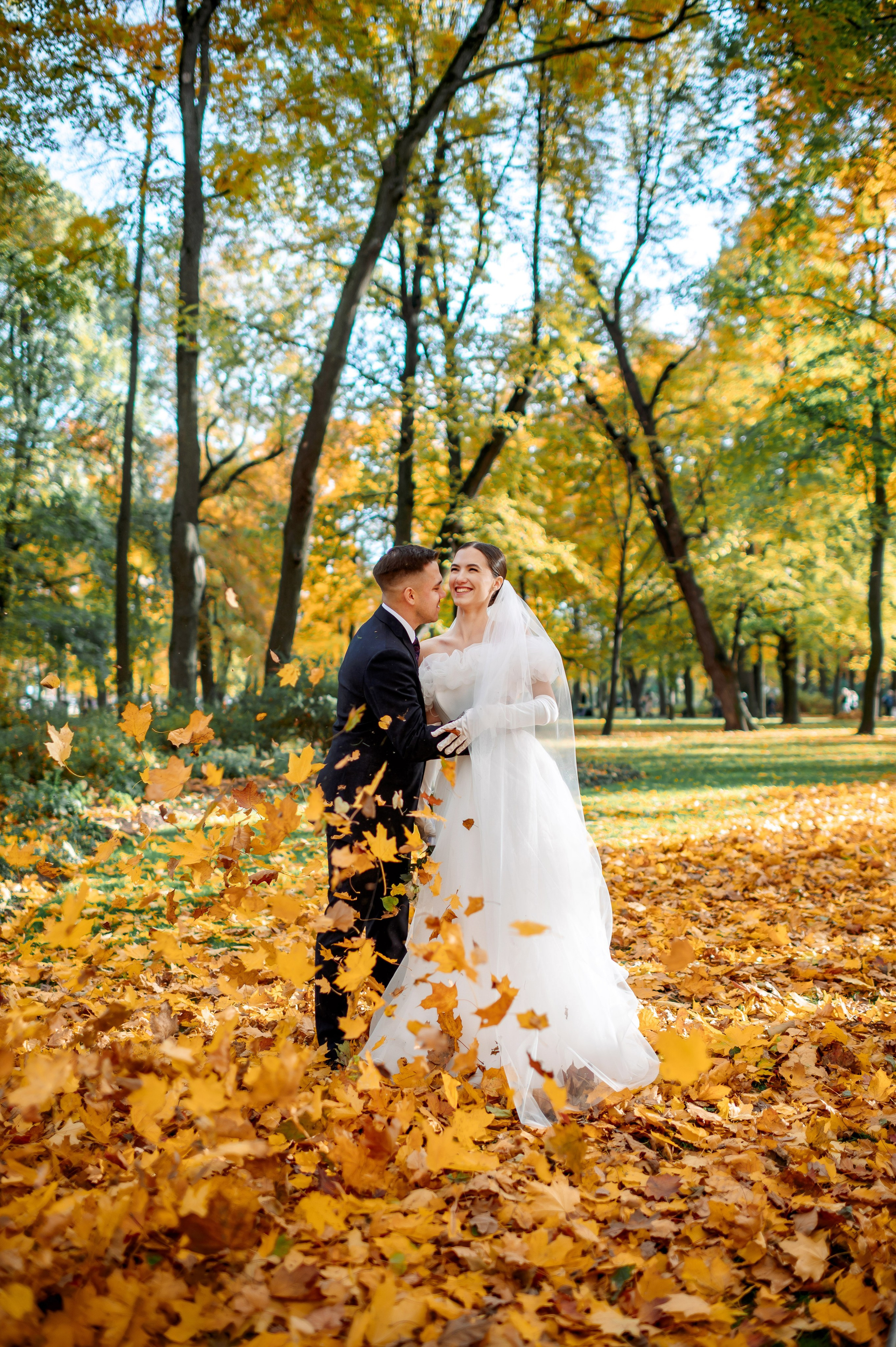 Осенняя великолепная свадебная прогулка жениха и невесты в октябре в Санкт-Петербурге в Михайловском парке и у Атлантов на Миллионной улице. Портретный, семейный и свадебный фотограф в Санкт-Петербурге и в Пушкине Ширяев Денис