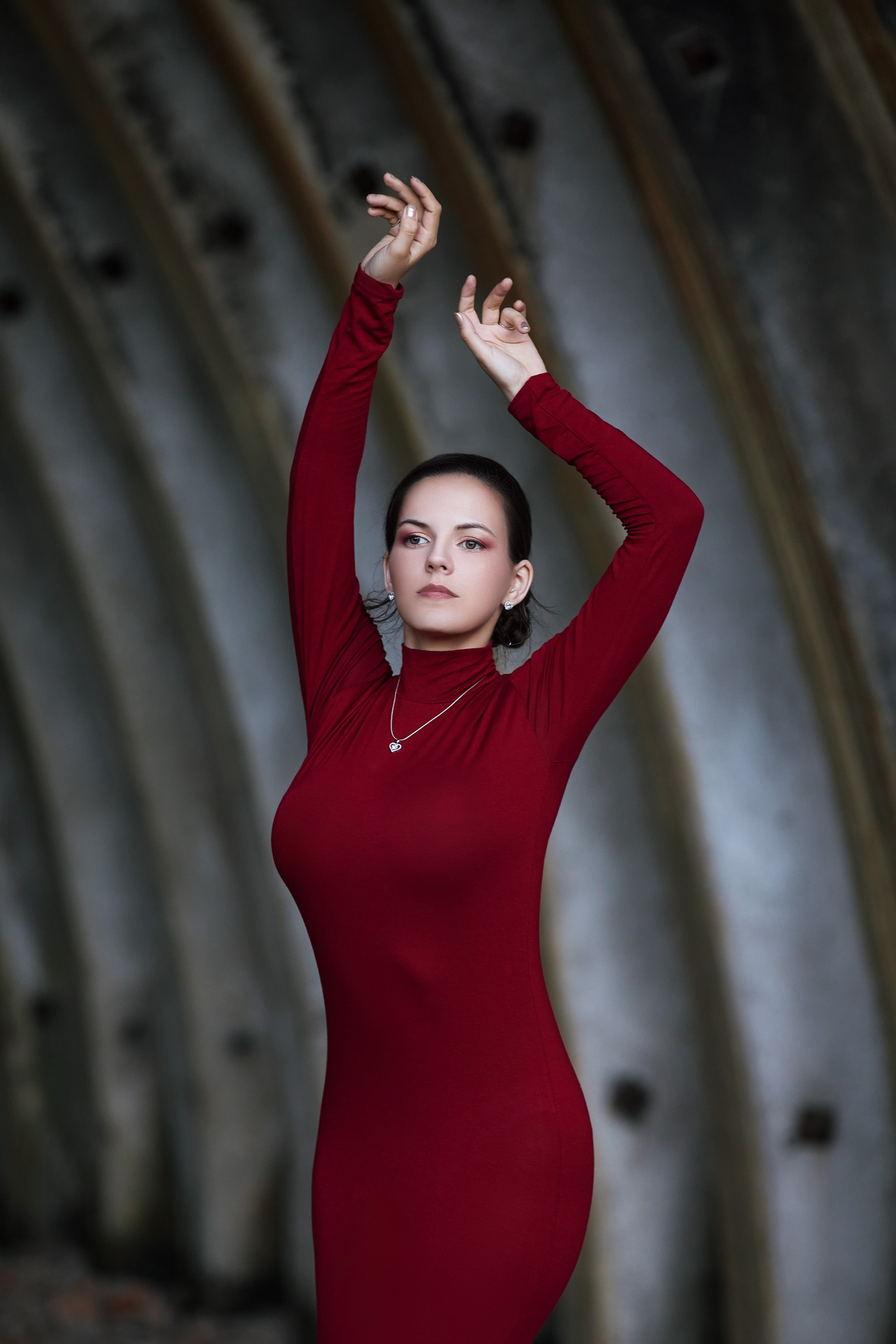 Красивое фото в платье для девушки на фоне заброшенного военного ангара