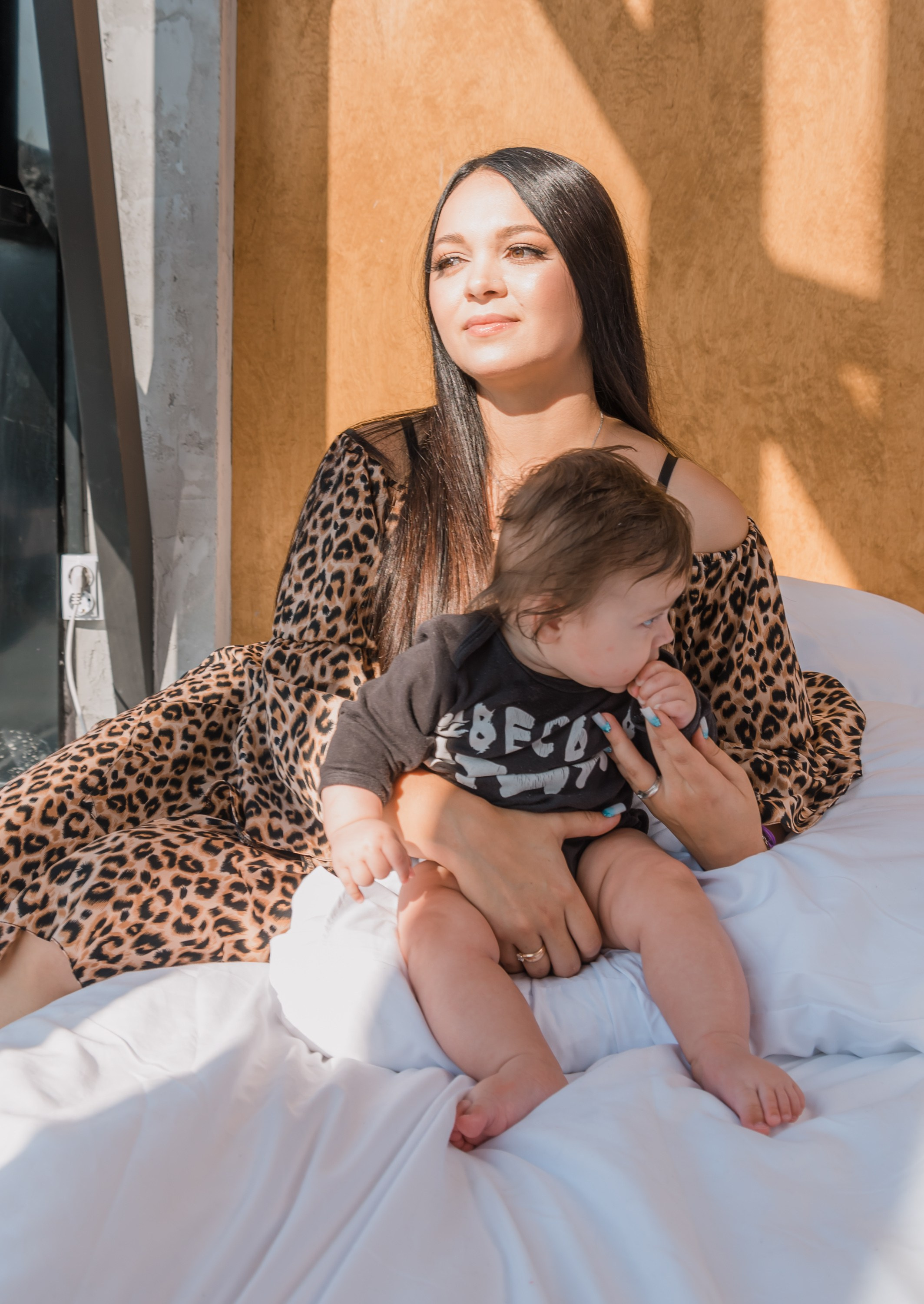 На фотографии мама с ребенком.