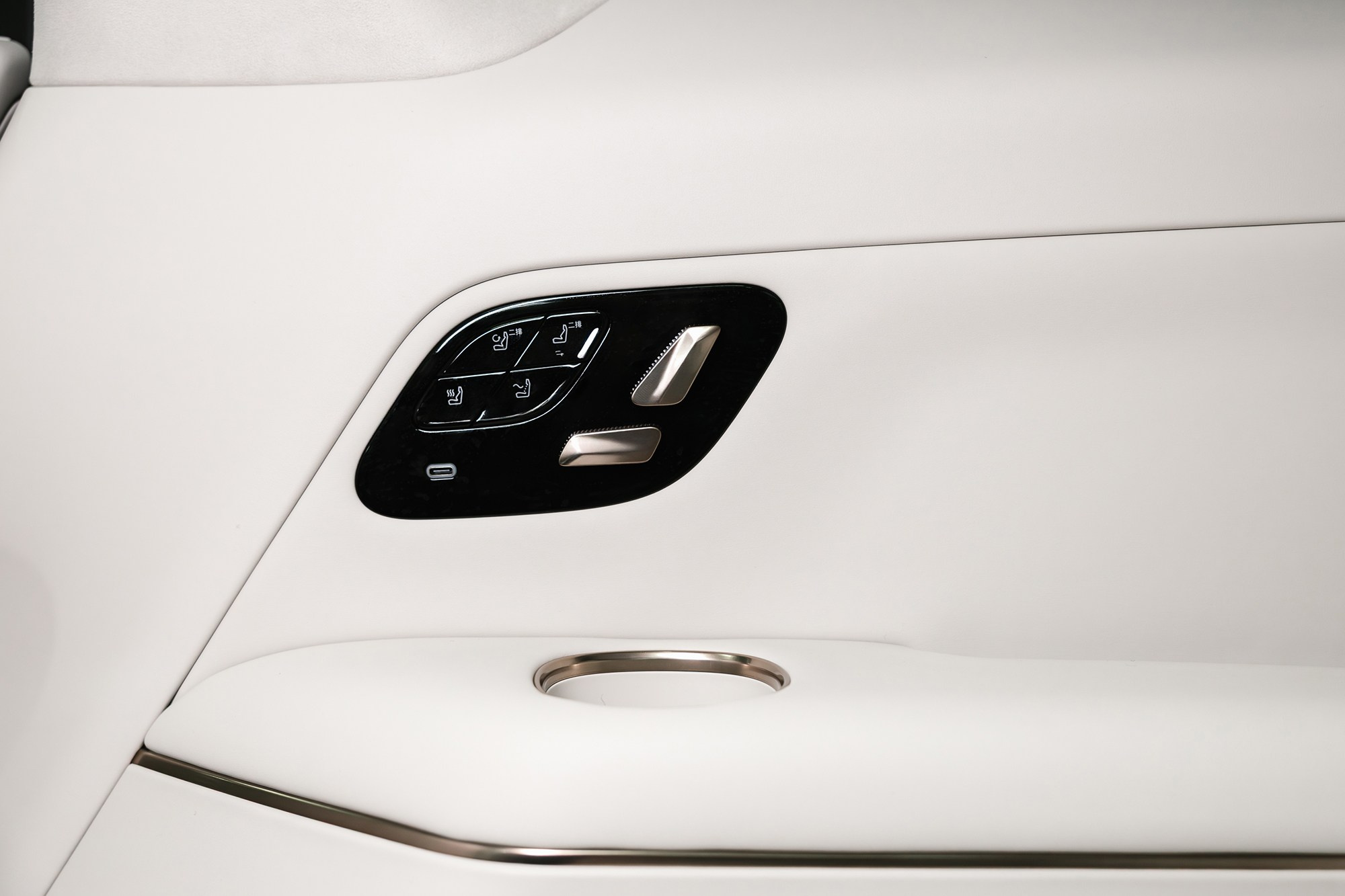 Lynk & Co 900 Ultra 2,0hyb 4WD AT (734 л. с.), 2025 г, 2,0 л бензин. Автосалон «Х-Авто»