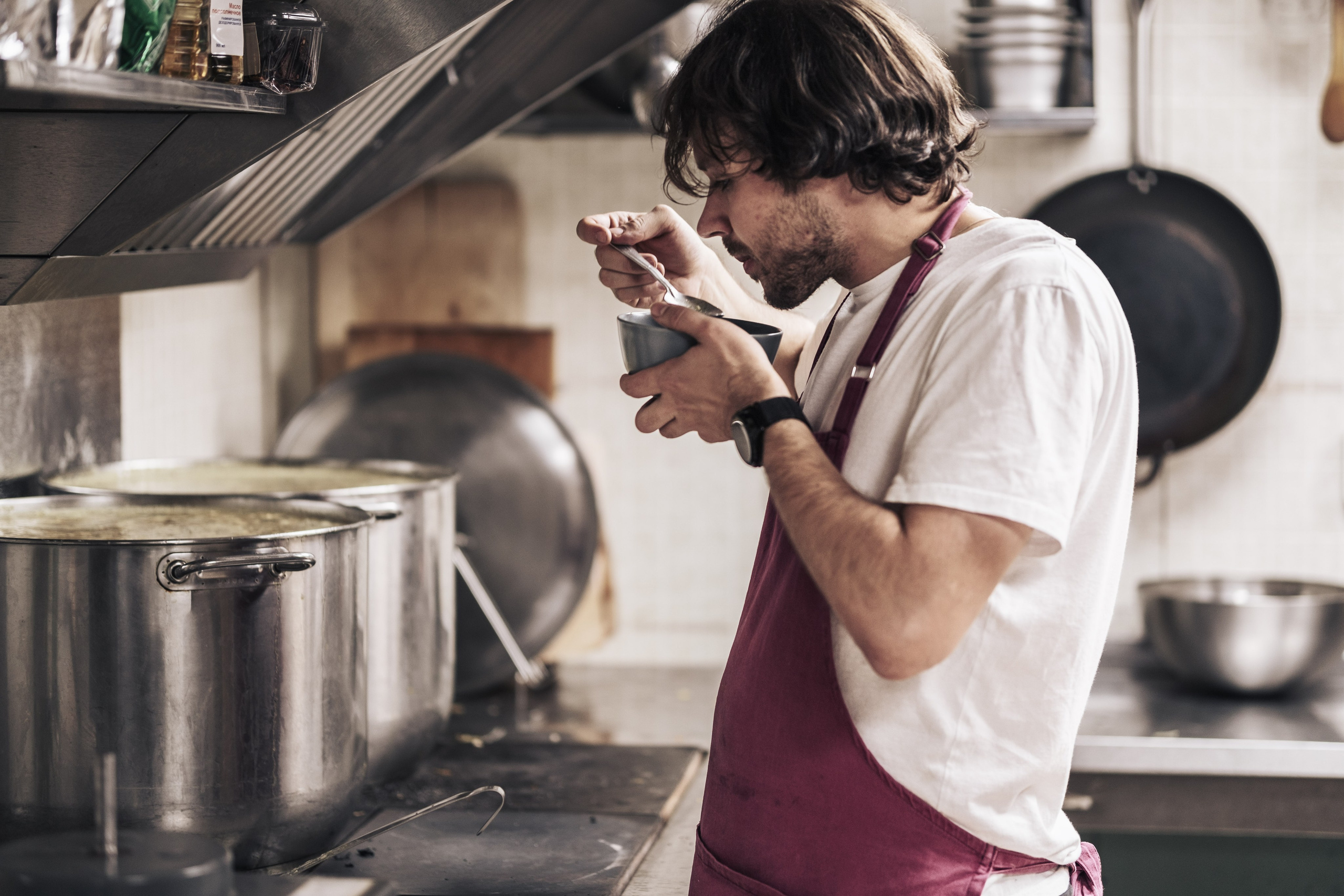 Готовка для бездомных и кормление их в Москве. Фотограф в Москве Максим Скоробогатов
