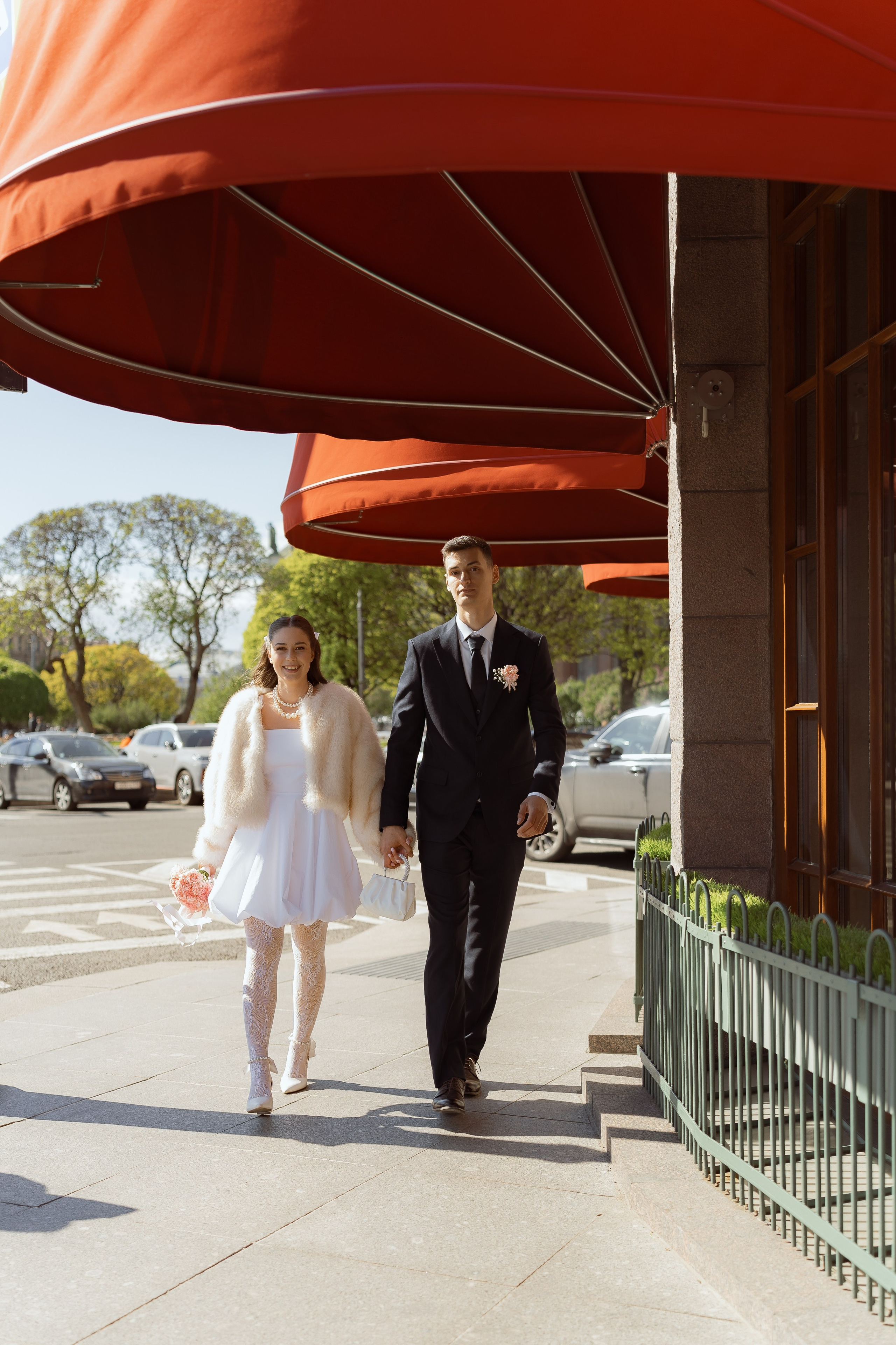 Прогулка молодожёнов у отеля «Астория» в Санкт-Петербурге, после свадебной церемонии