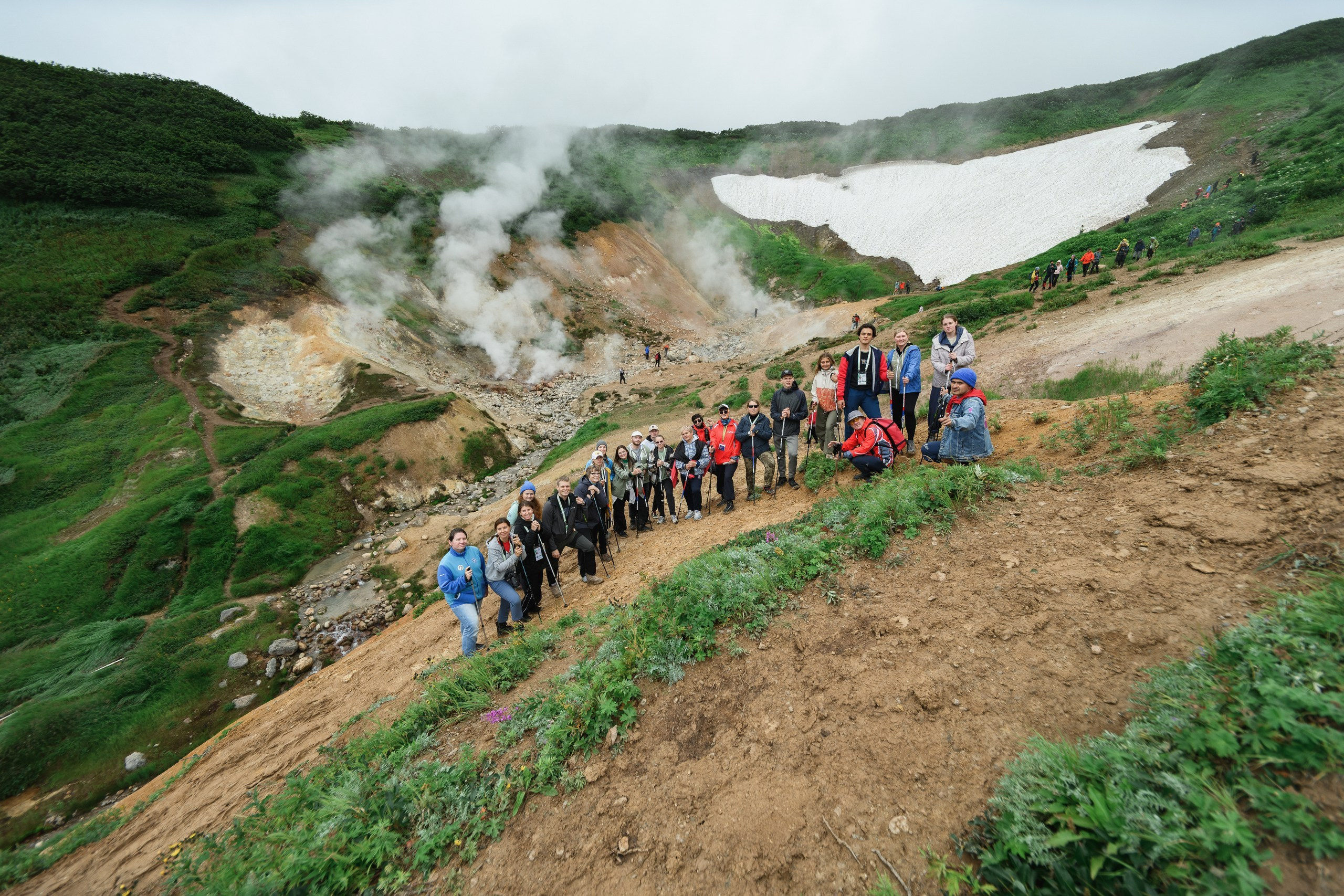 Фотосъемка восхождения на Мутновский вулкан в рамках экофорума в Петропавловске-Камчатском. Экспедиционная фотосъемка на Мутновский вулкан с участниками экофорума в Петропавловске-Камчатском. Документальная съемка восхождения эко-активистов на вулкан в Петропавловске-Камчатском. Эко-экспедиция с фотосъемкой на Мутновский вулкан в Петропавловске-Камчатском. Профессиональная съемка восхождения на вулкан в рамках экологического форума в Петропавловске-Камчатском.