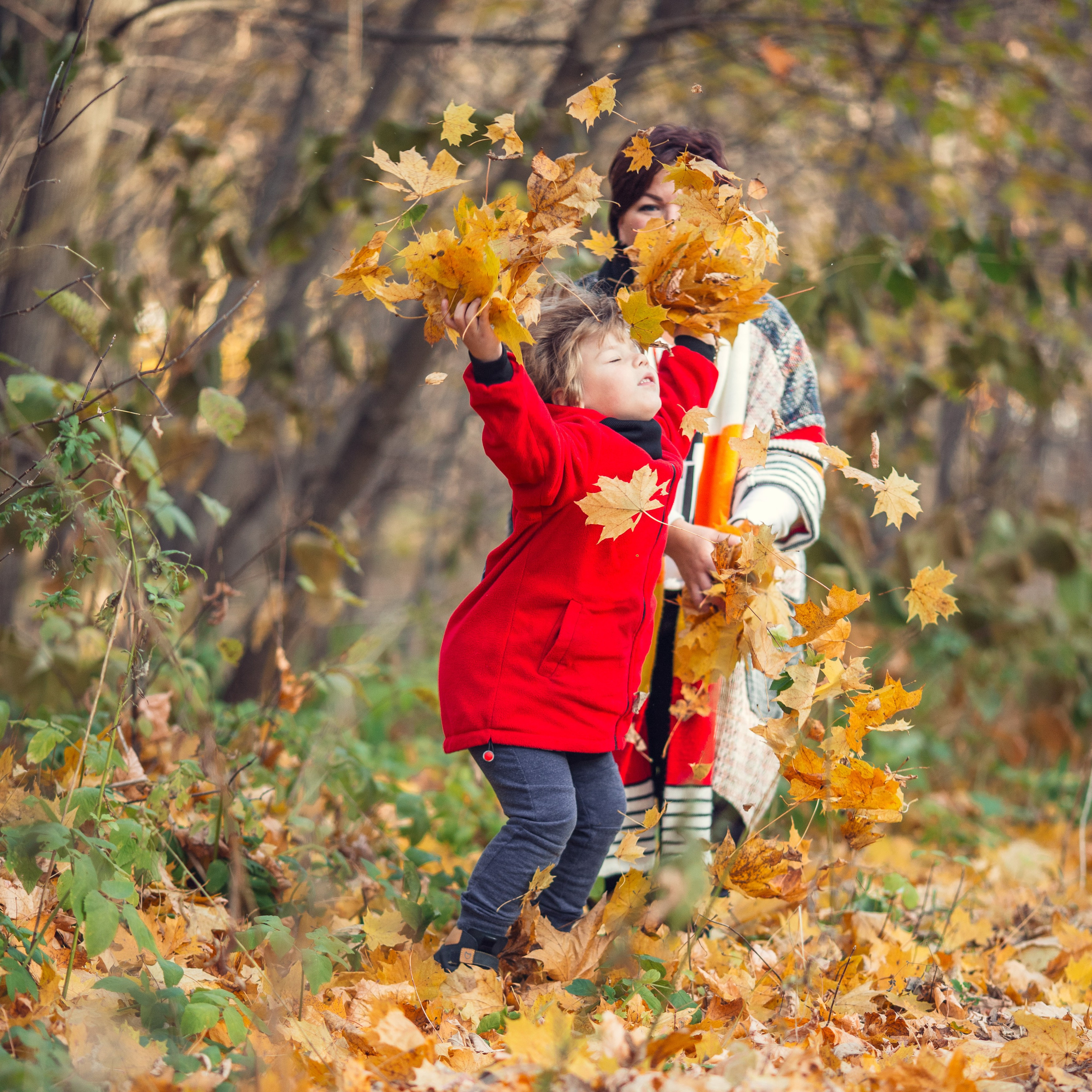 Фотопрогулка семьи в осеннем лесу. Фотограф — Евгений Свистков