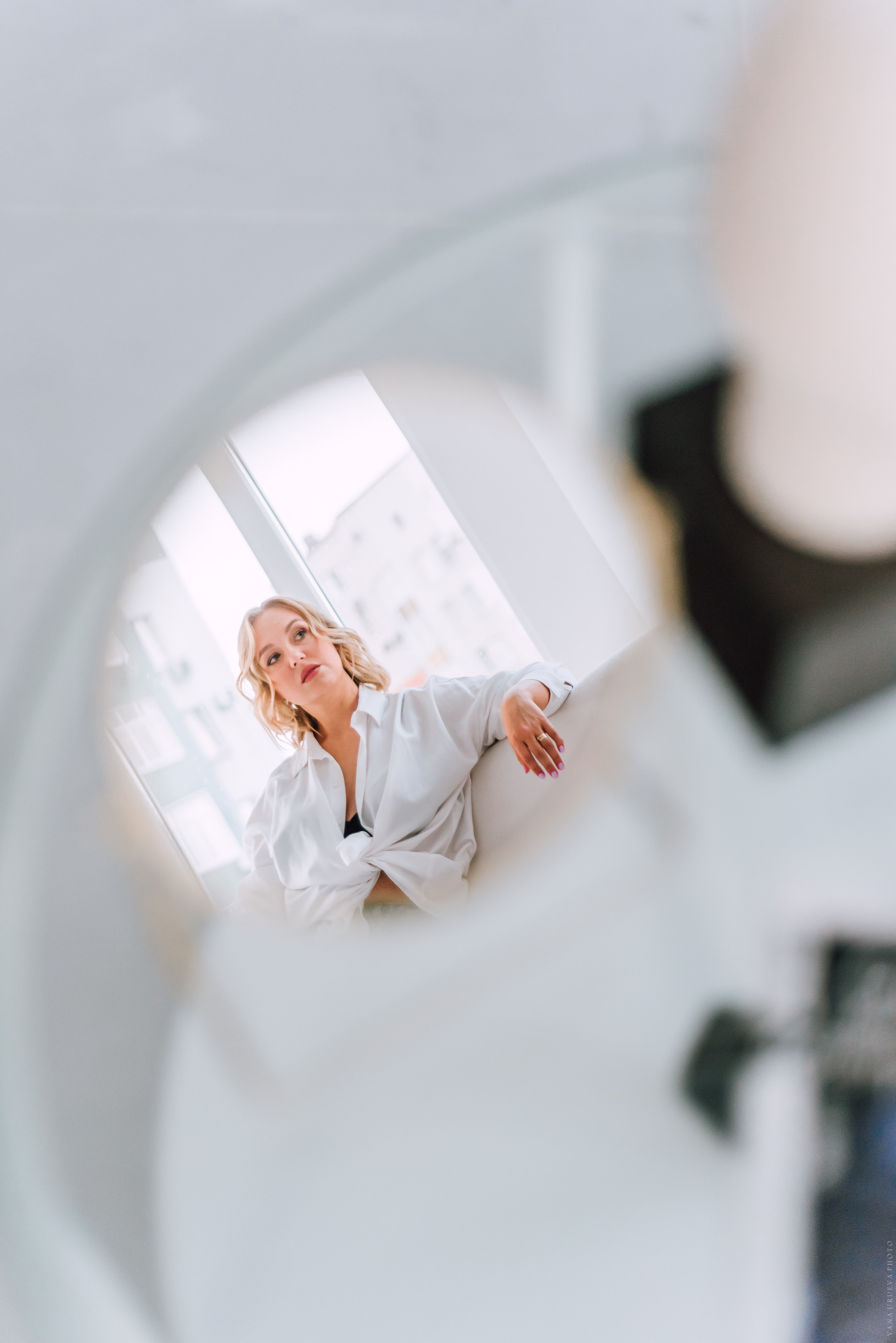 Девушка смотрит в отражение в зеркале