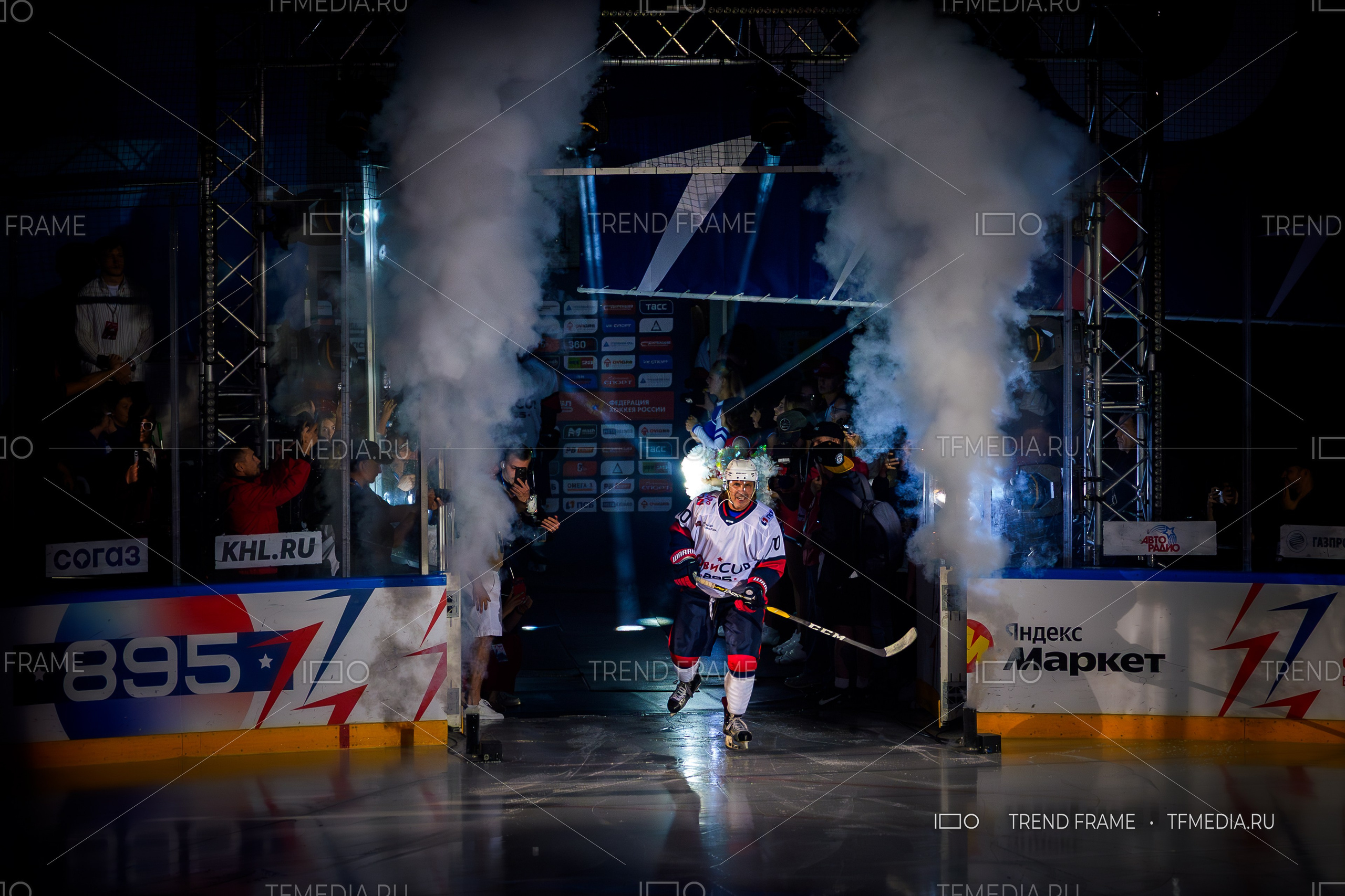 Финал Кубка Овечкина 2025 по хоккею в Мытищах — выход на лёд Александра Мостового под номером 10 через дымовое шоу. Премиальные спортивные фото TrendFrame.