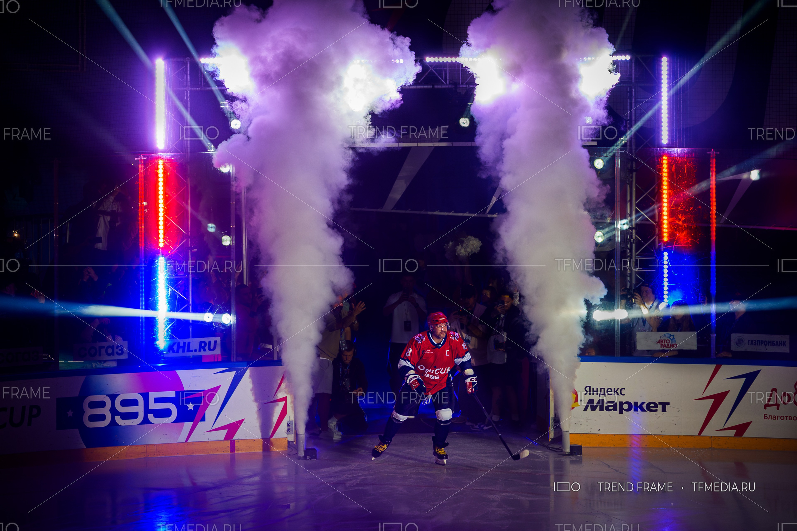 Финал Кубка Овечкина 2025 по хоккею в Мытищах — Александр Овечкин, капитан «Вашингтон Кэпиталз» и легенда НХЛ, выходит на лёд сквозь дым и световое шоу. Премиальные спортивные фото TrendFrame.