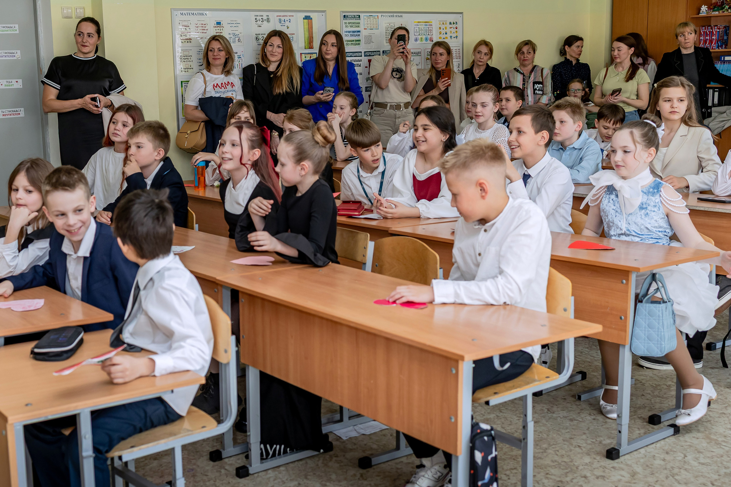 Выпускной в начальной школе в классе. Фотограф и видеограф Москва. Свадебный фотограф, видеограф. Выпускные альбомы. Оживающие альбомы