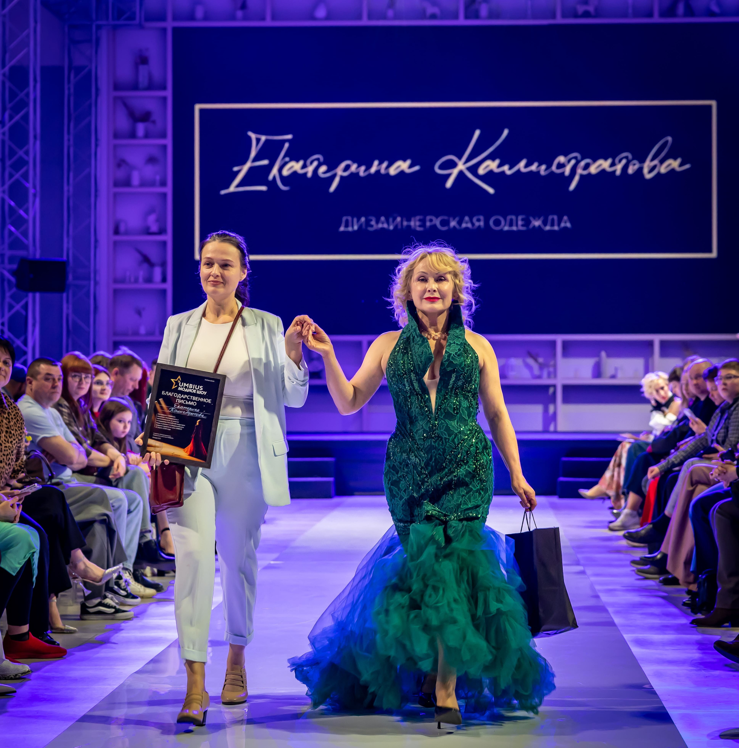 показ мод яркие образы подиум Москва репортажная съёмка