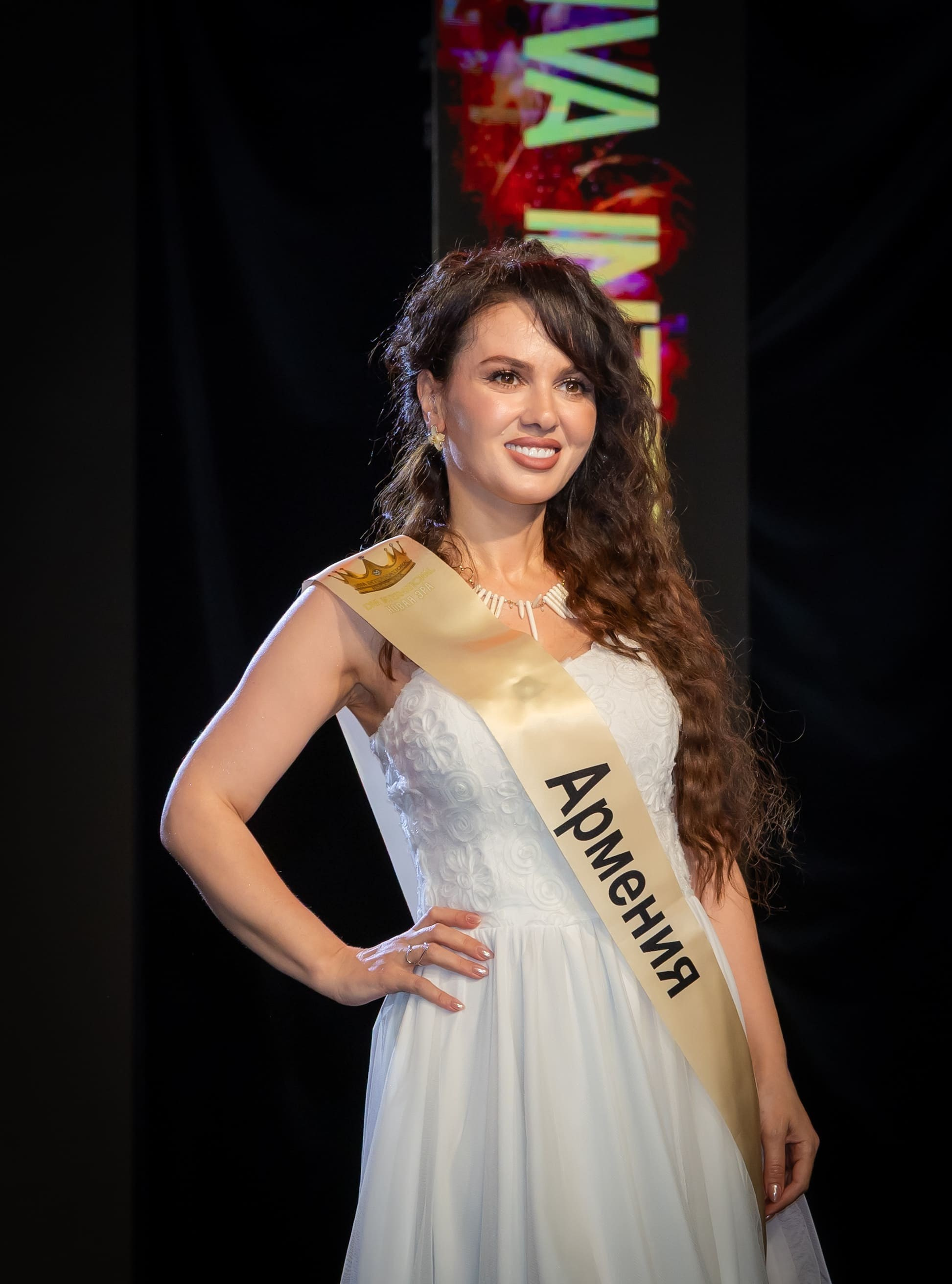 Финалистка международного конкурса красоты DIVA International 2026 в белом платье