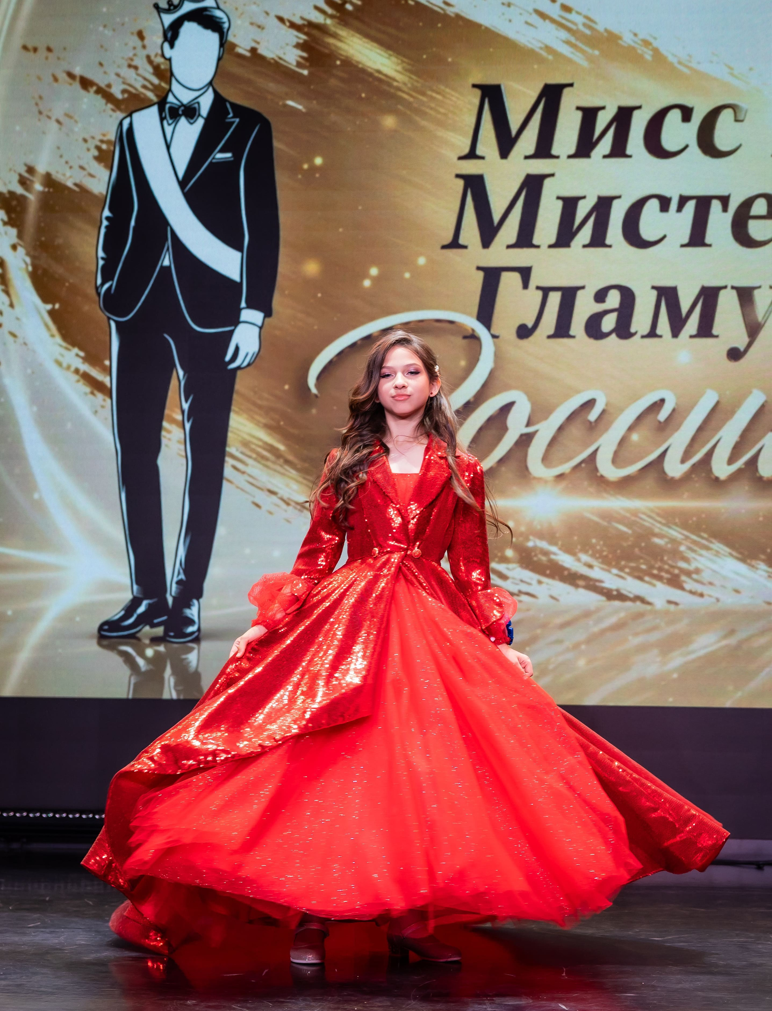 Финалистка Всероссийского конкурса красоты «Мисс и Мистер Гламур России 2026» в красном вечернем платье