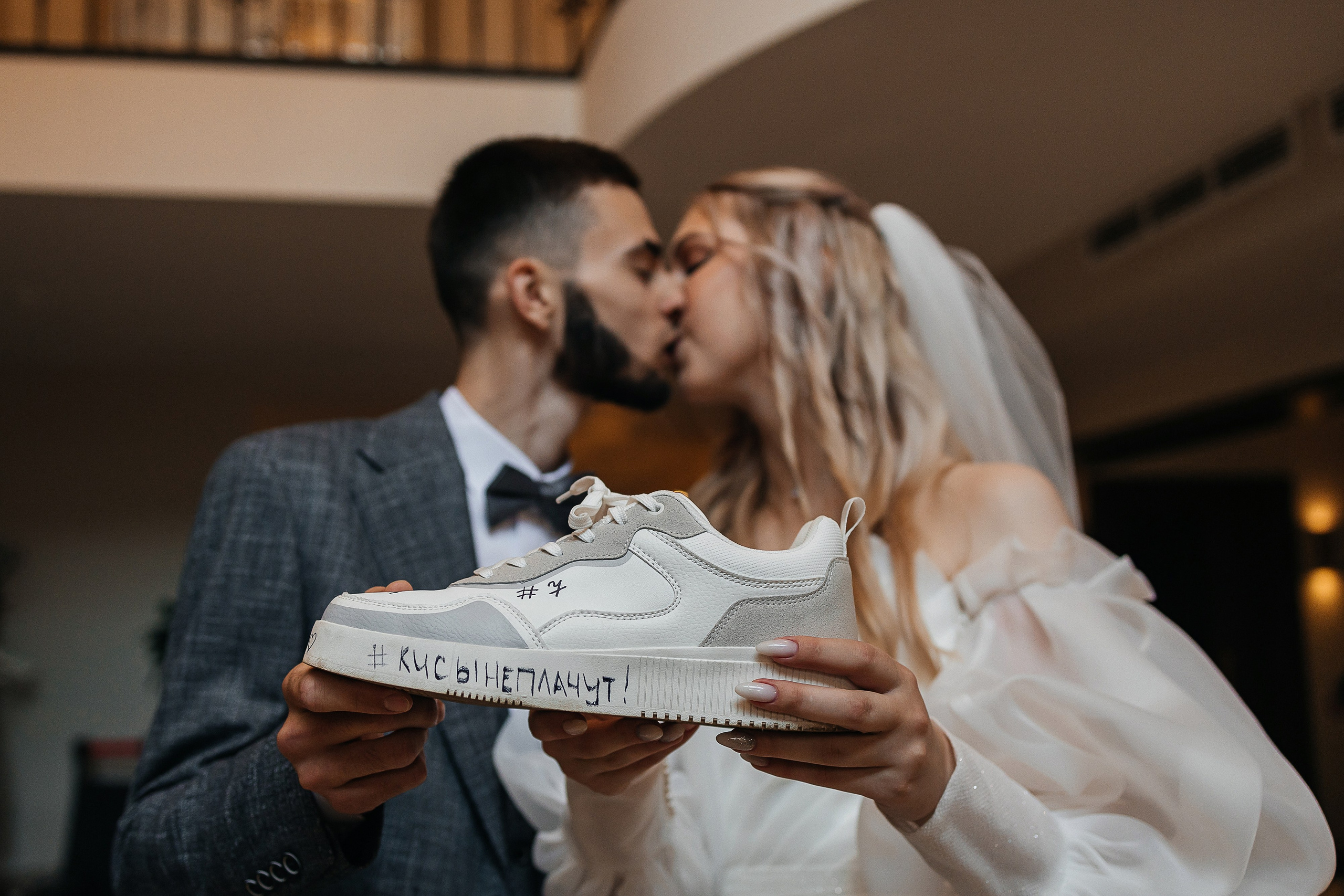 Чувственная первая встреча пары в отеле. Олег Сверчков | Свадебный фотограф Вологда