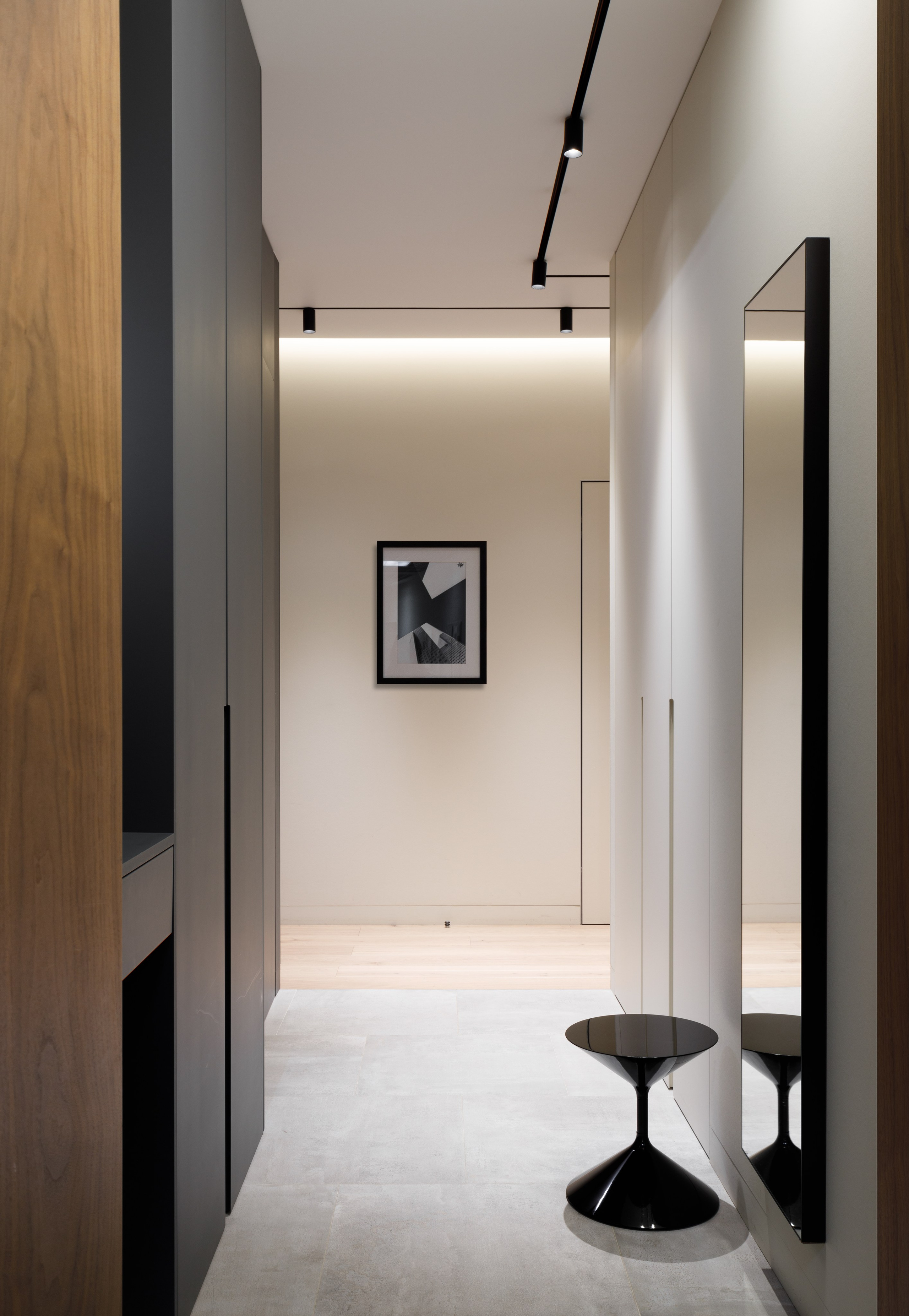 небольшой коридор в современном стиле