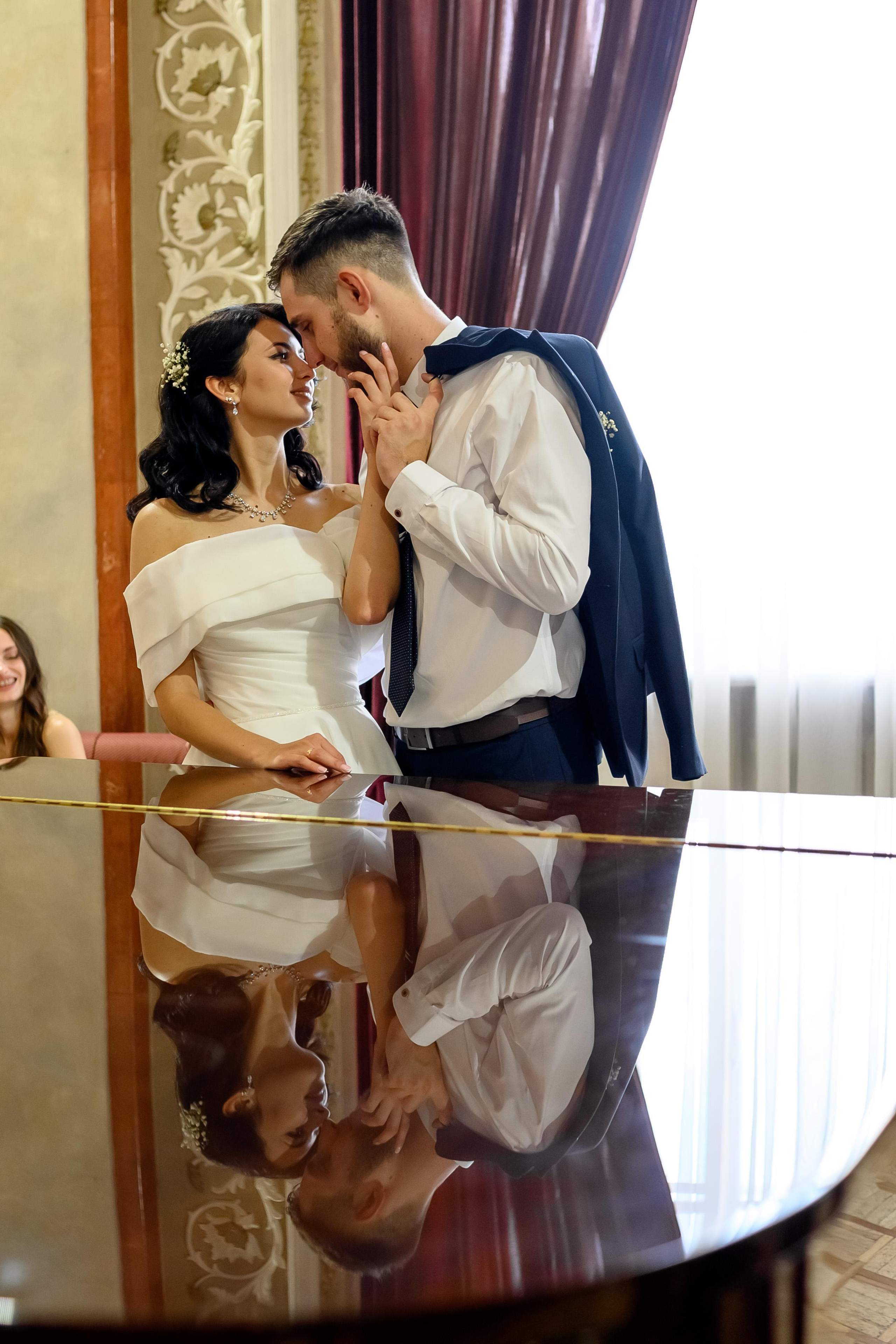 Портрет невесты с женихом возле рояля