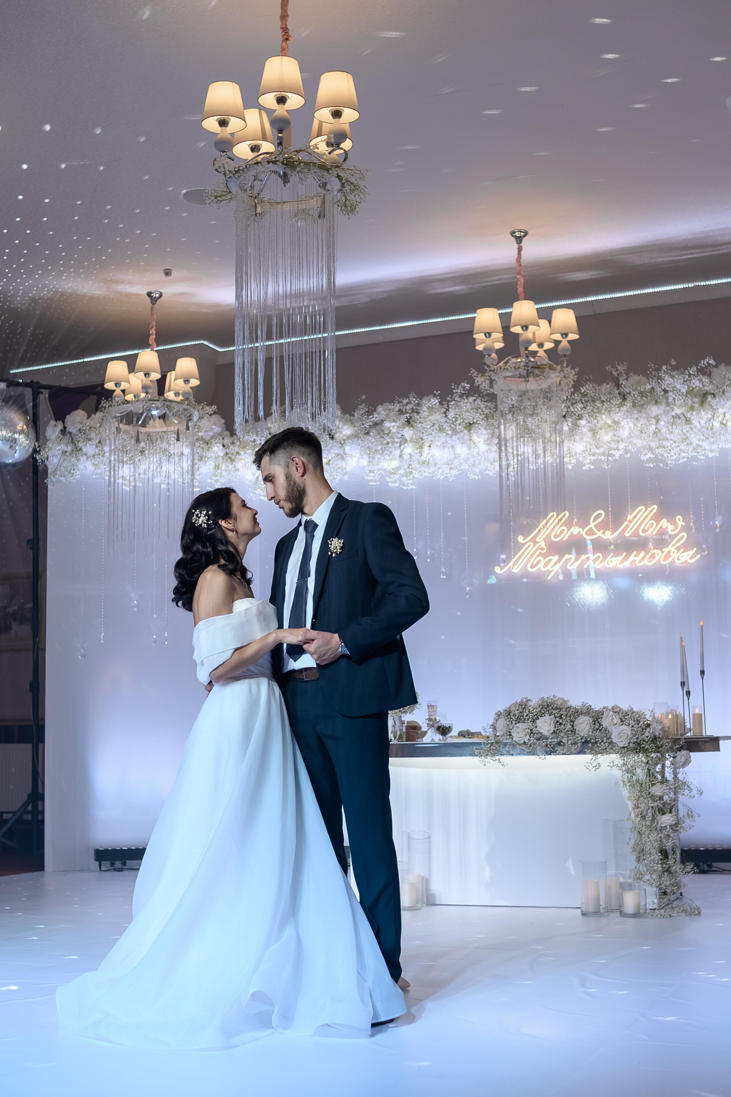 Свадебный декор белого цвета для ресторанов и выездных церемоний