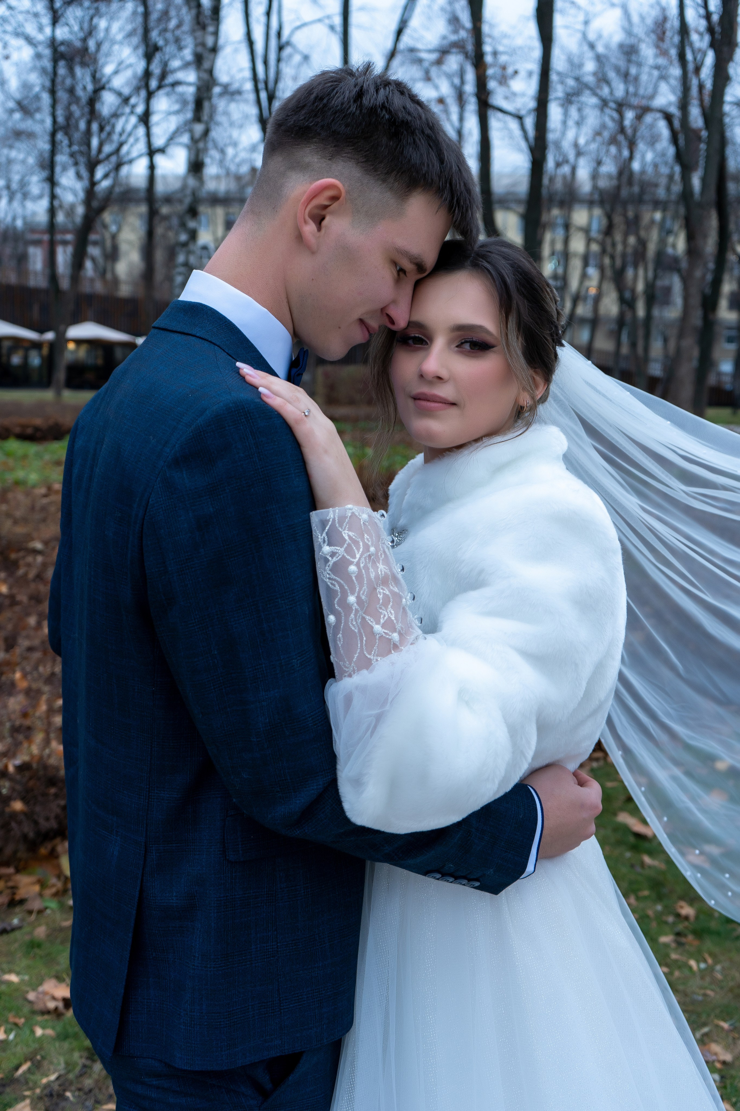 Фотограф Оксана в Воронеже фотографируют жениха с невестой